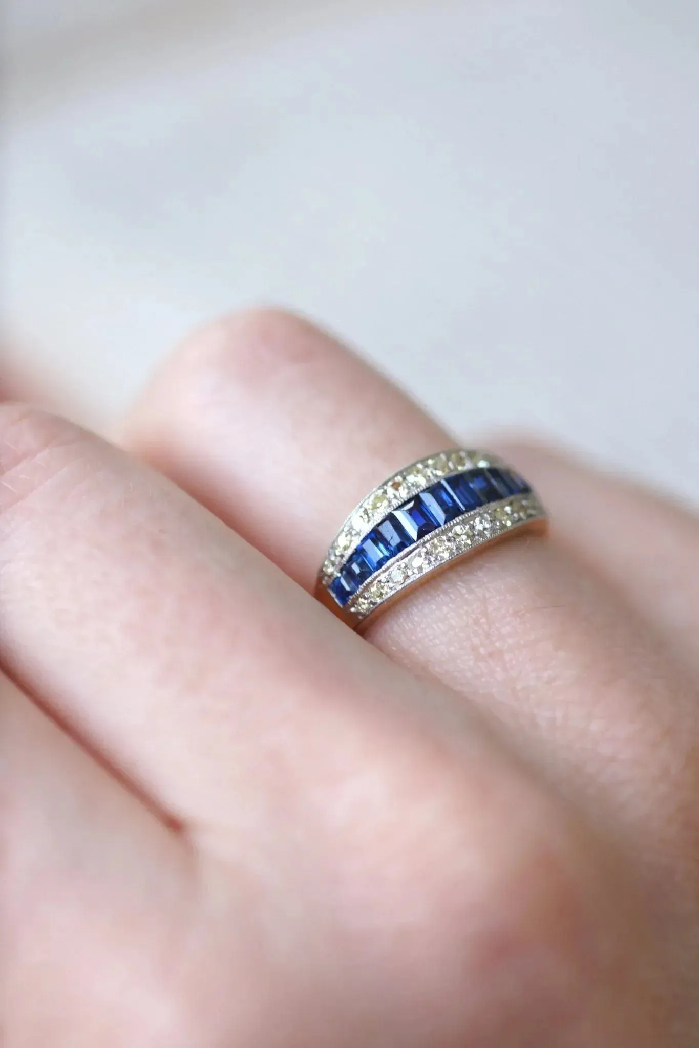 Bague Bandeau Art Deco Saphirs Calibrés et Diamants sold by 58 Facettes product image thumbnail 2