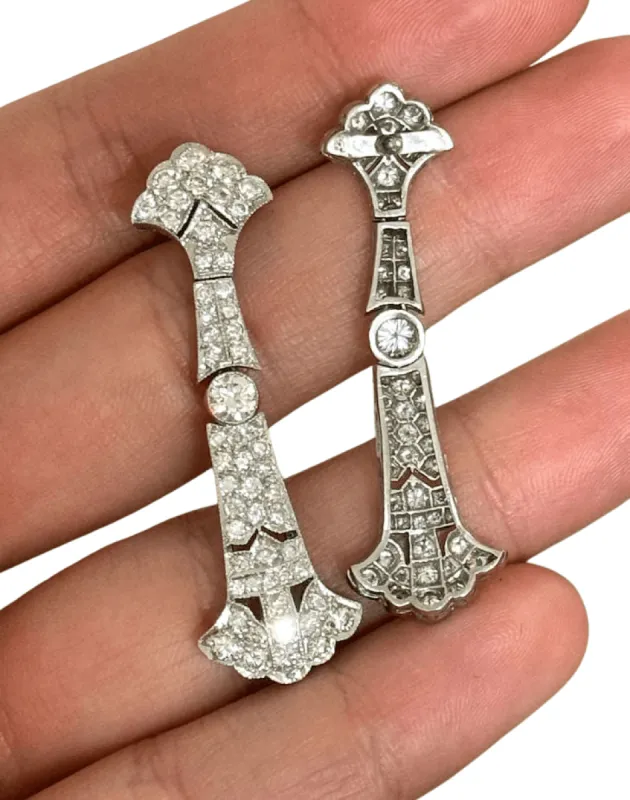 Boucles d'oreilles de style Art Déco en platine avec diamants. sold by 58 Facettes
