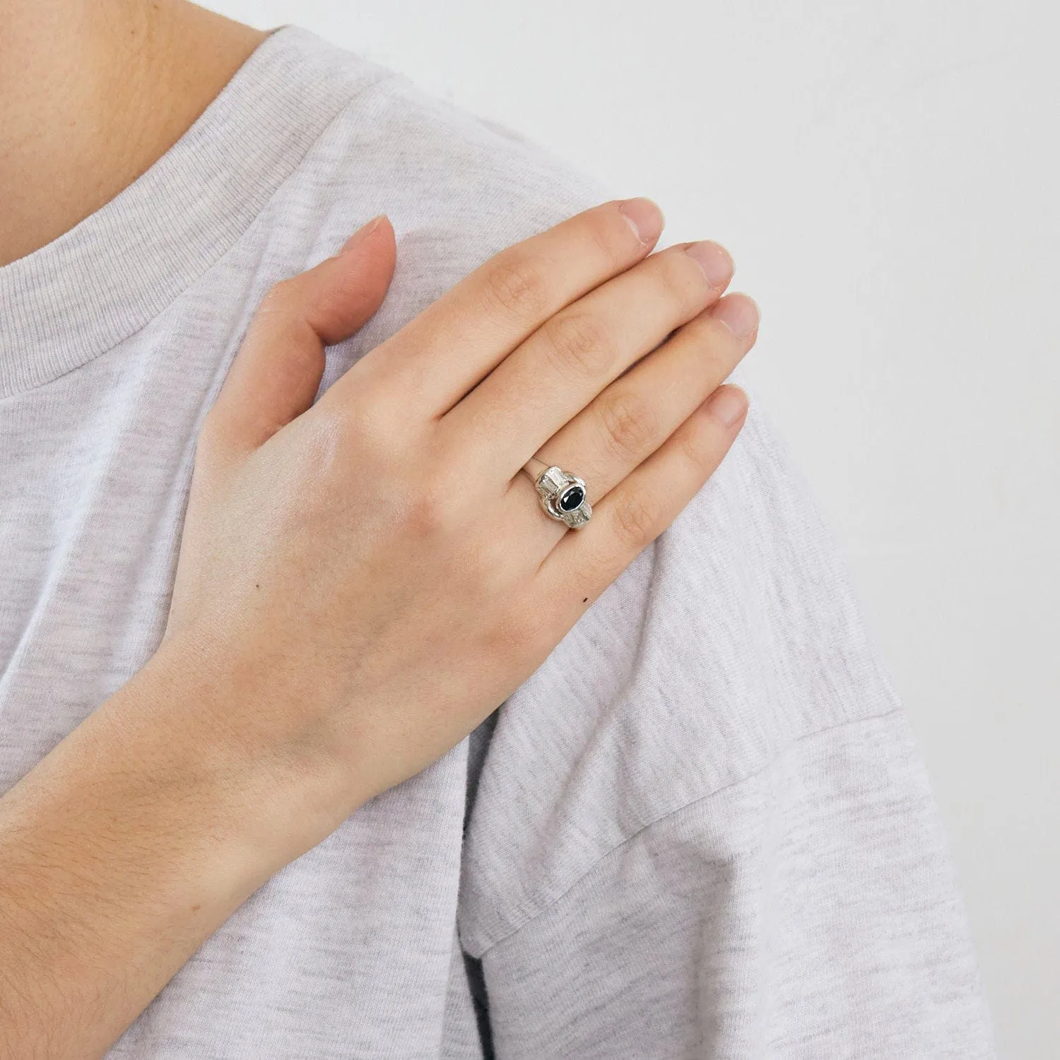 Bague en or blanc saphir et diamants sold by 58 Facettes product image thumbnail 3