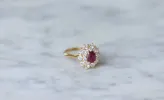 Bague marguerite rubis entourage diamants sold by 58 Facettes