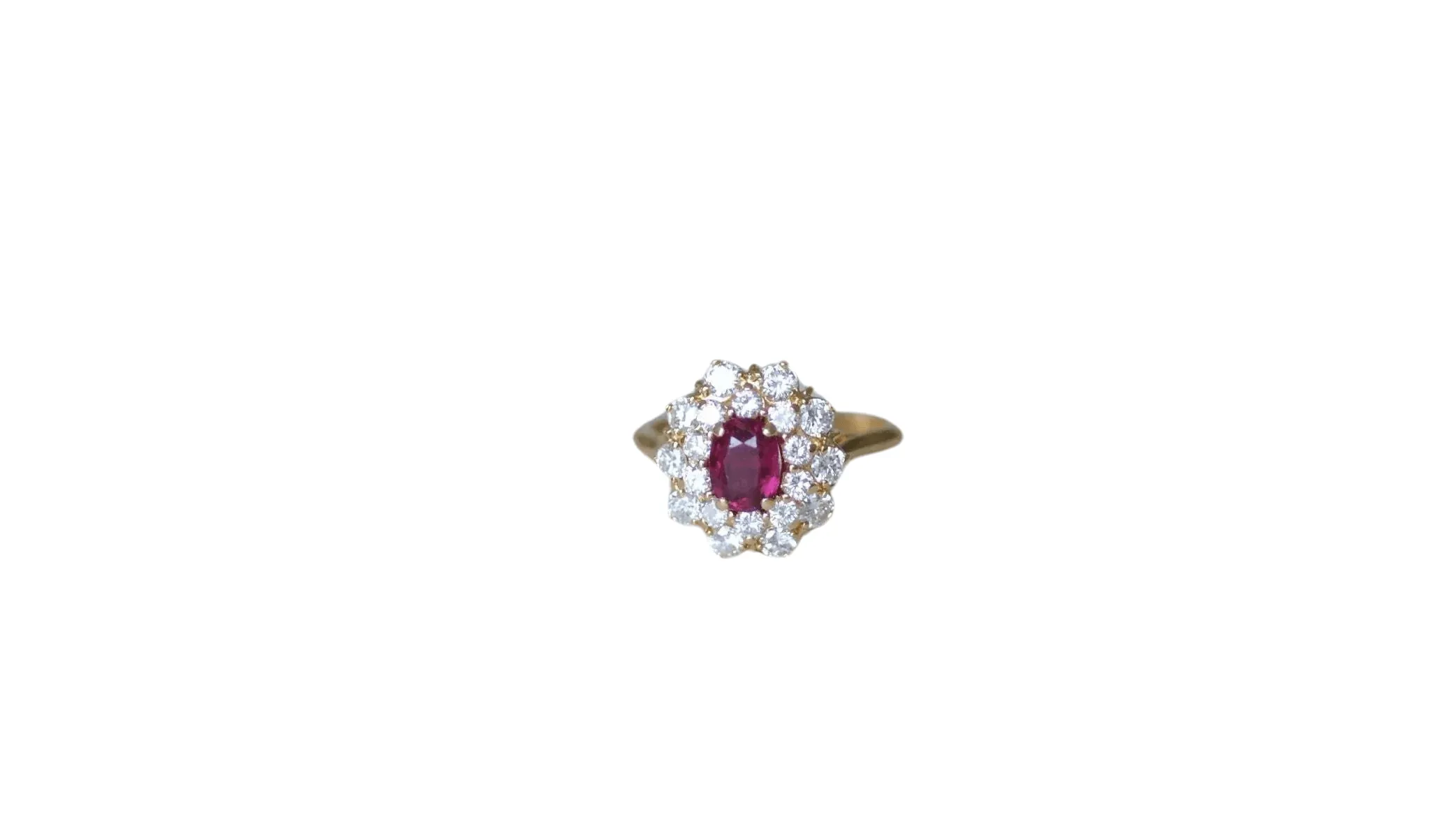 Bague marguerite rubis entourage diamants sold by 58 Facettes