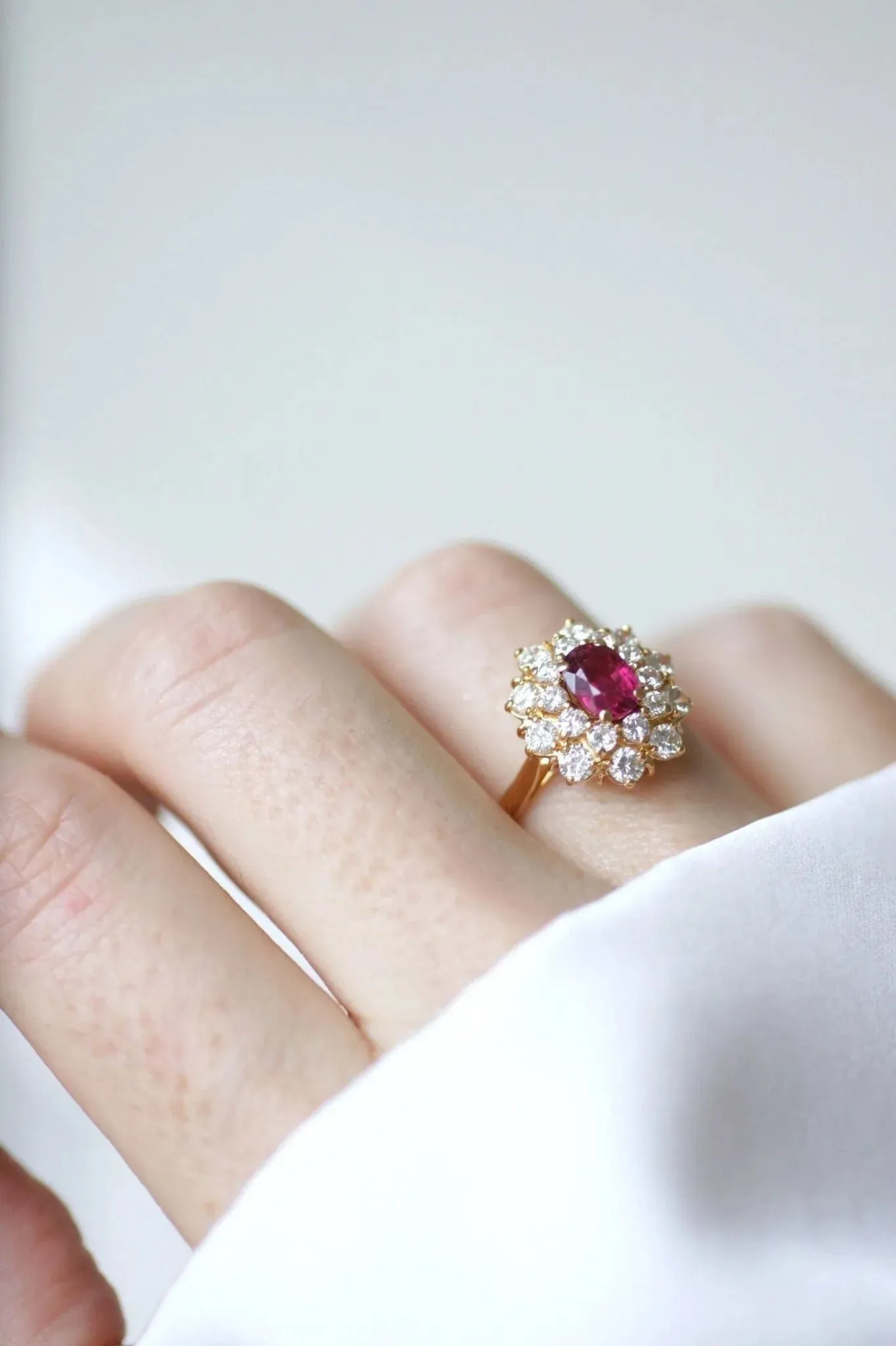 Bague marguerite rubis entourage diamants sold by 58 Facettes product image thumbnail 4