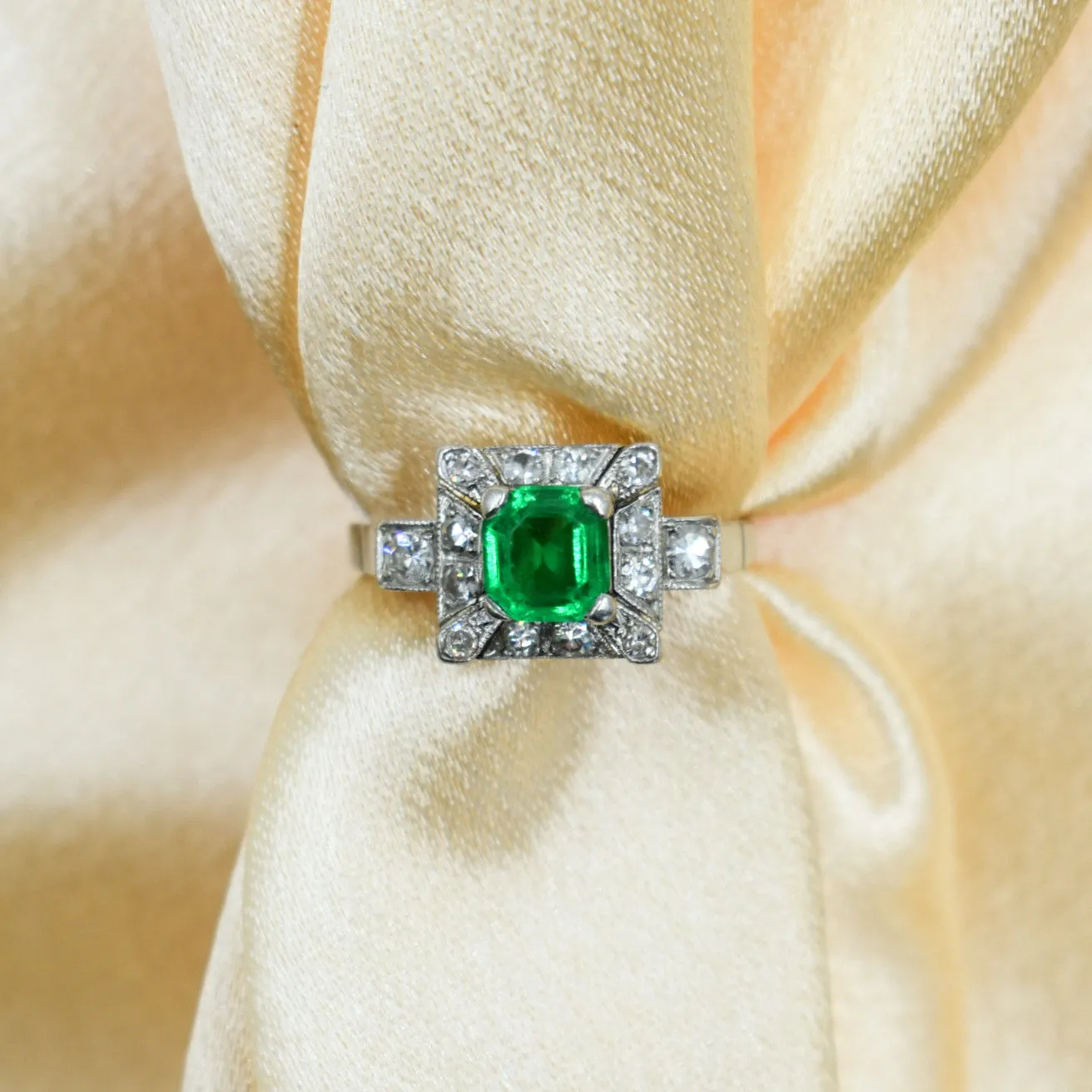 Bague art déco or blanc émeraude diamants sold by 58 Facettes