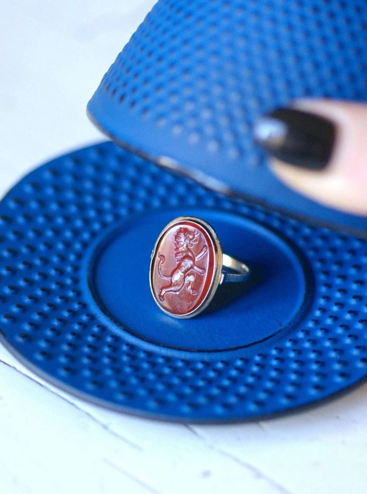 Bague ancienne cornaline intaille lion sur or sold by 58 Facettes product image thumbnail 3