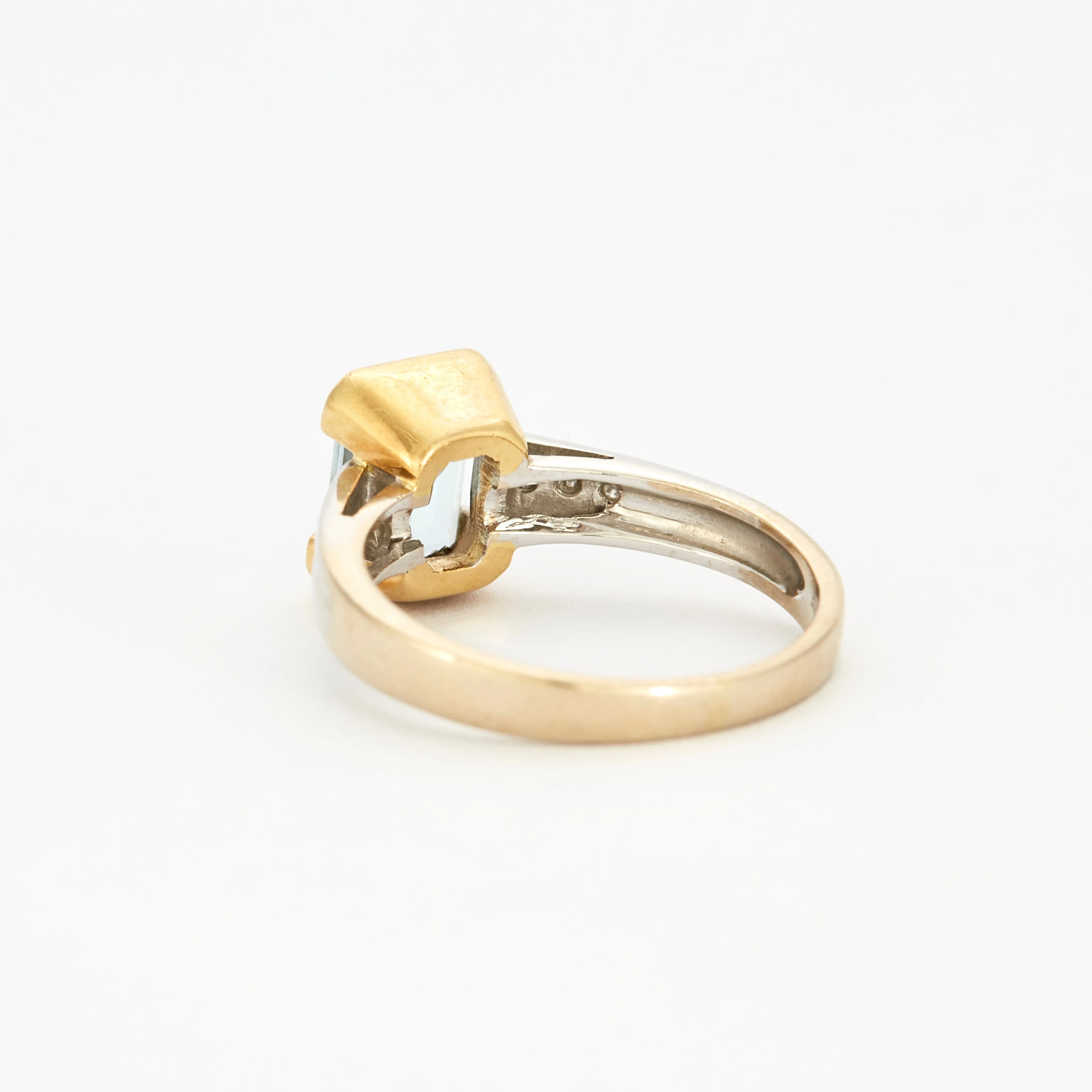 Bague en or jaune et gris sertie d'une aigue-marine et de diamants sold by 58 Facettes product image thumbnail 5