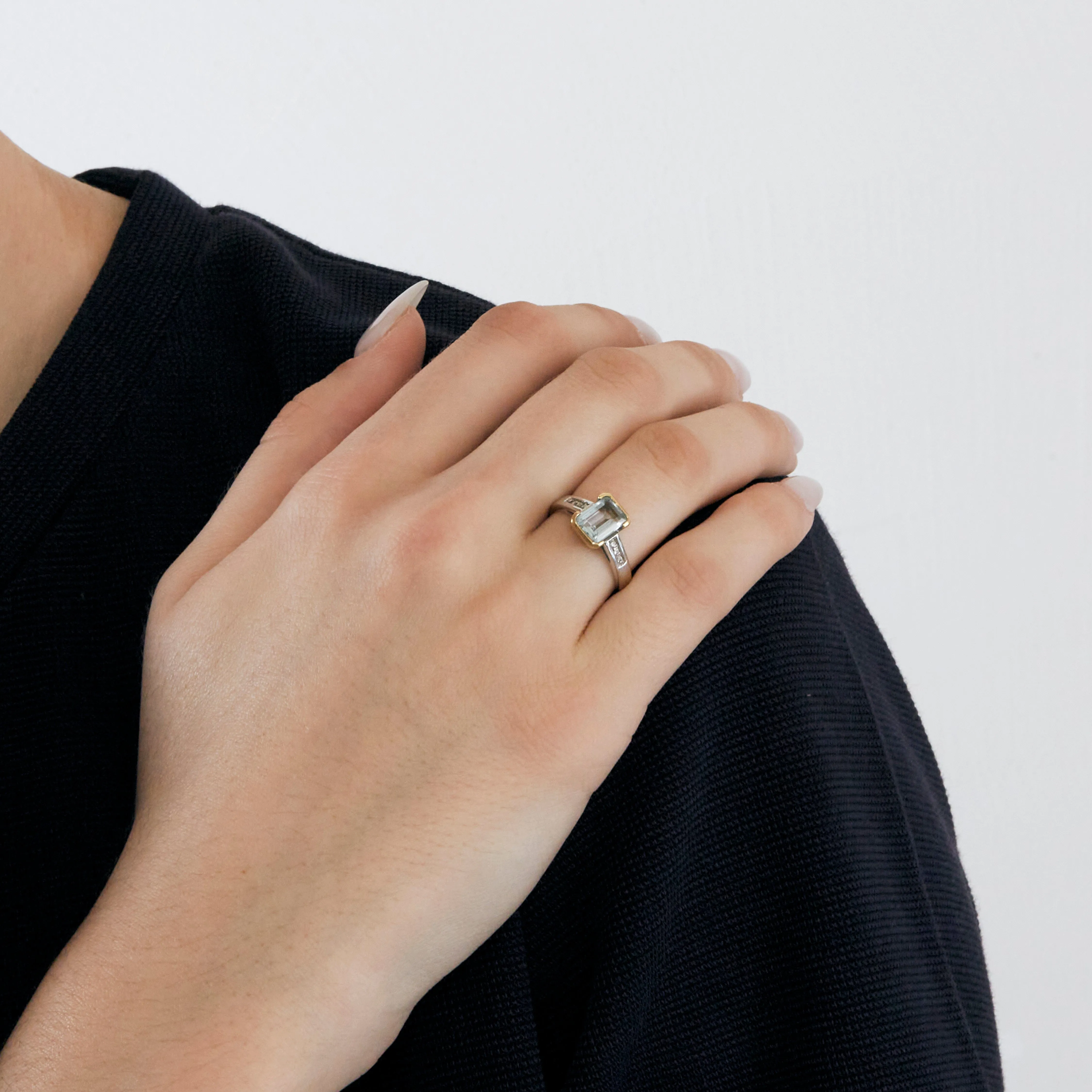 Bague en or jaune et gris sertie d'une aigue-marine et de diamants sold by 58 Facettes product image thumbnail 2