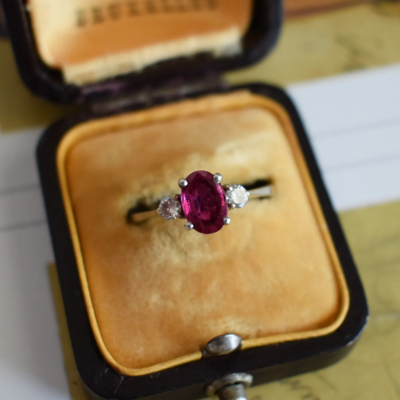 Bague trilogie or et platine rubis et diamants sold by 58 Facettes