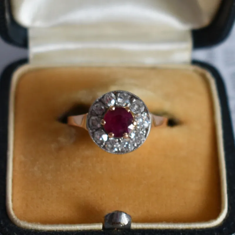 Bague halo ancienne rubis et diamants sold by 58 Facettes