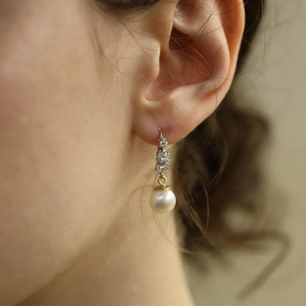 Boucles d'oreilles dormeuses en or et platine avec diamants et perles de culture. sold by 58 Facettes product image thumbnail 2