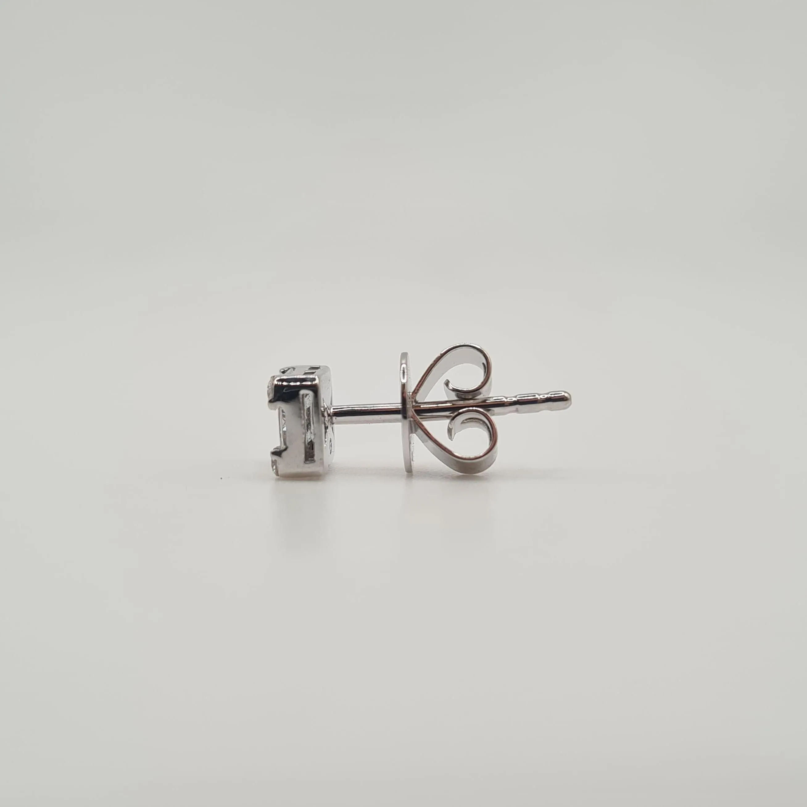 Boucles d’oreilles or blanc serties de diamants baguettes sold by 58 Facettes product image thumbnail 4