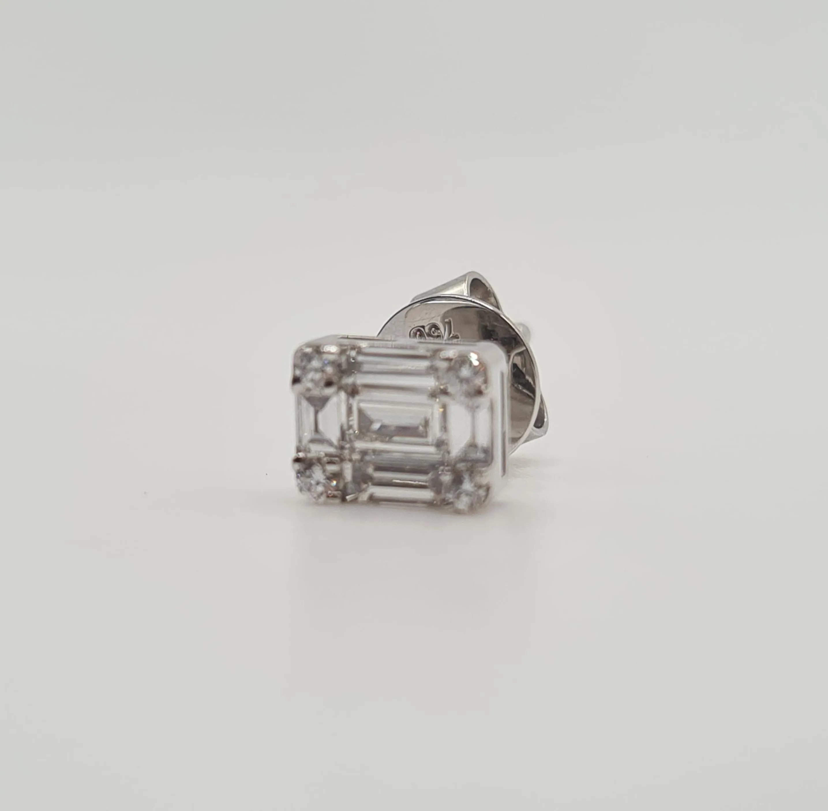 Boucles d’oreilles or blanc serties de diamants baguettes sold by 58 Facettes product image thumbnail 5