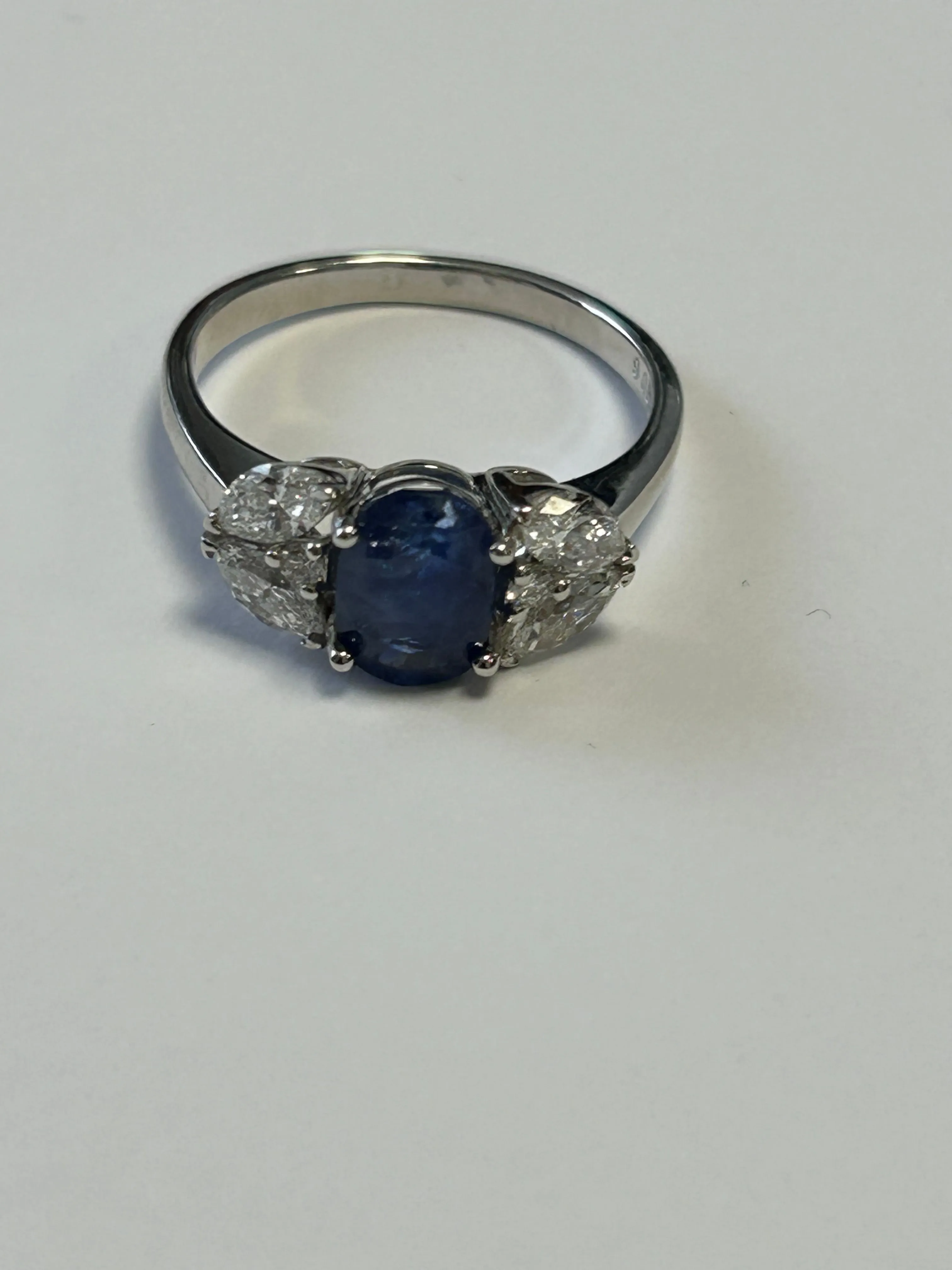 Bague or blanc ornée d'un Saphir de taille ovale sold by 58 Facettes product image thumbnail 3