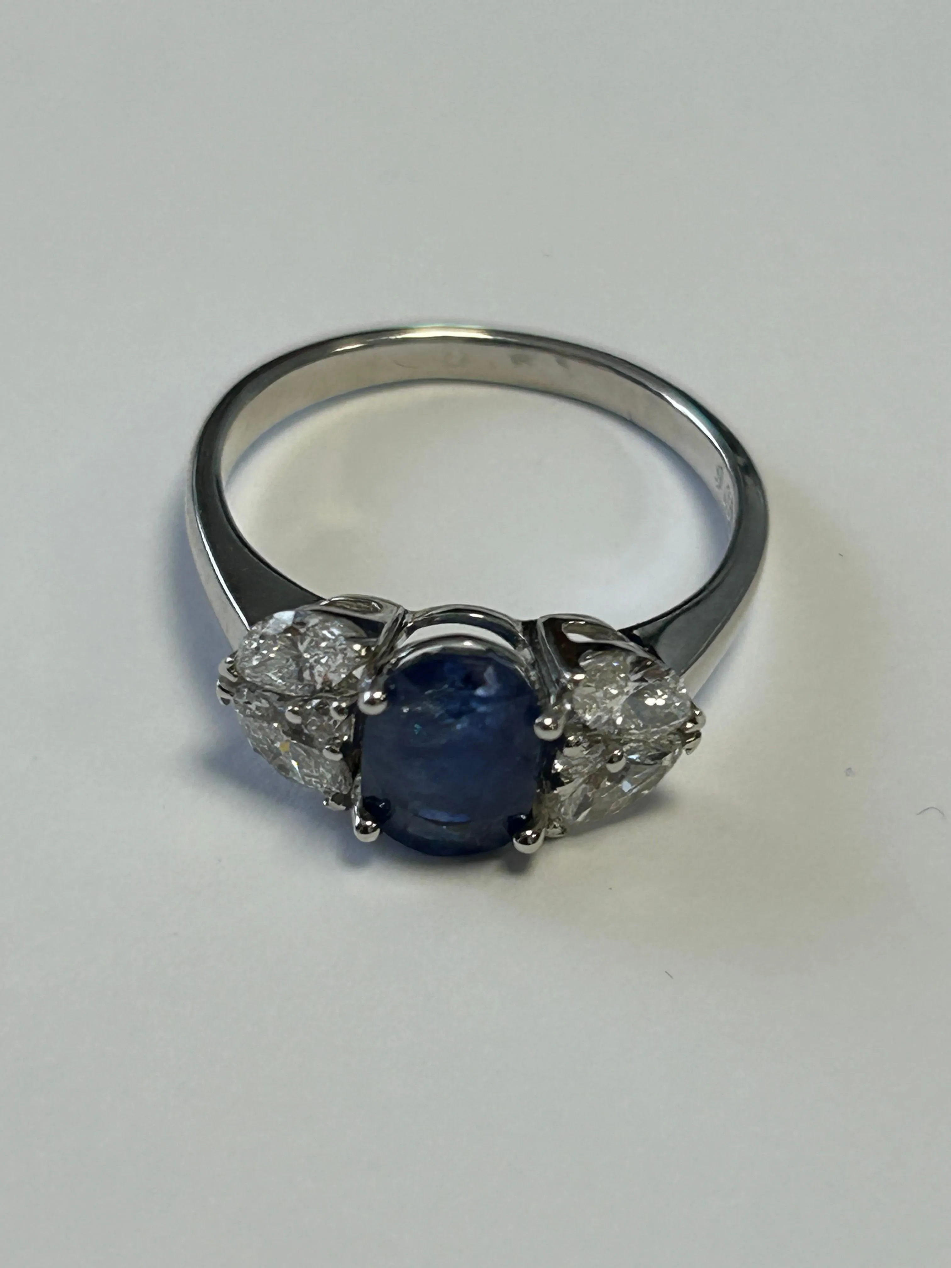 Bague or blanc ornée d'un Saphir de taille ovale sold by 58 Facettes product image thumbnail 4