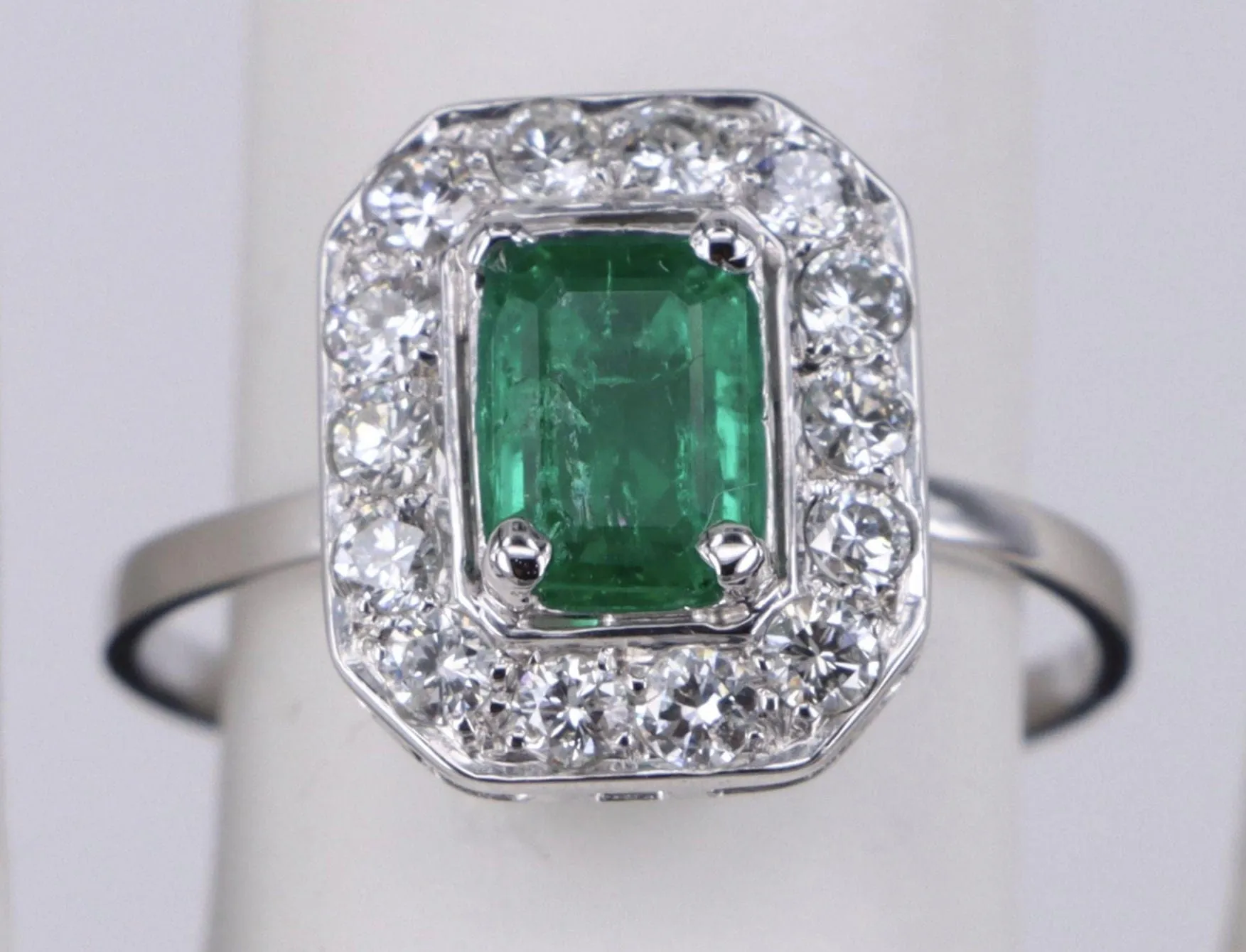 Bague vintage colombienne émeraude et diamant en or blanc sold by 58 Facettes