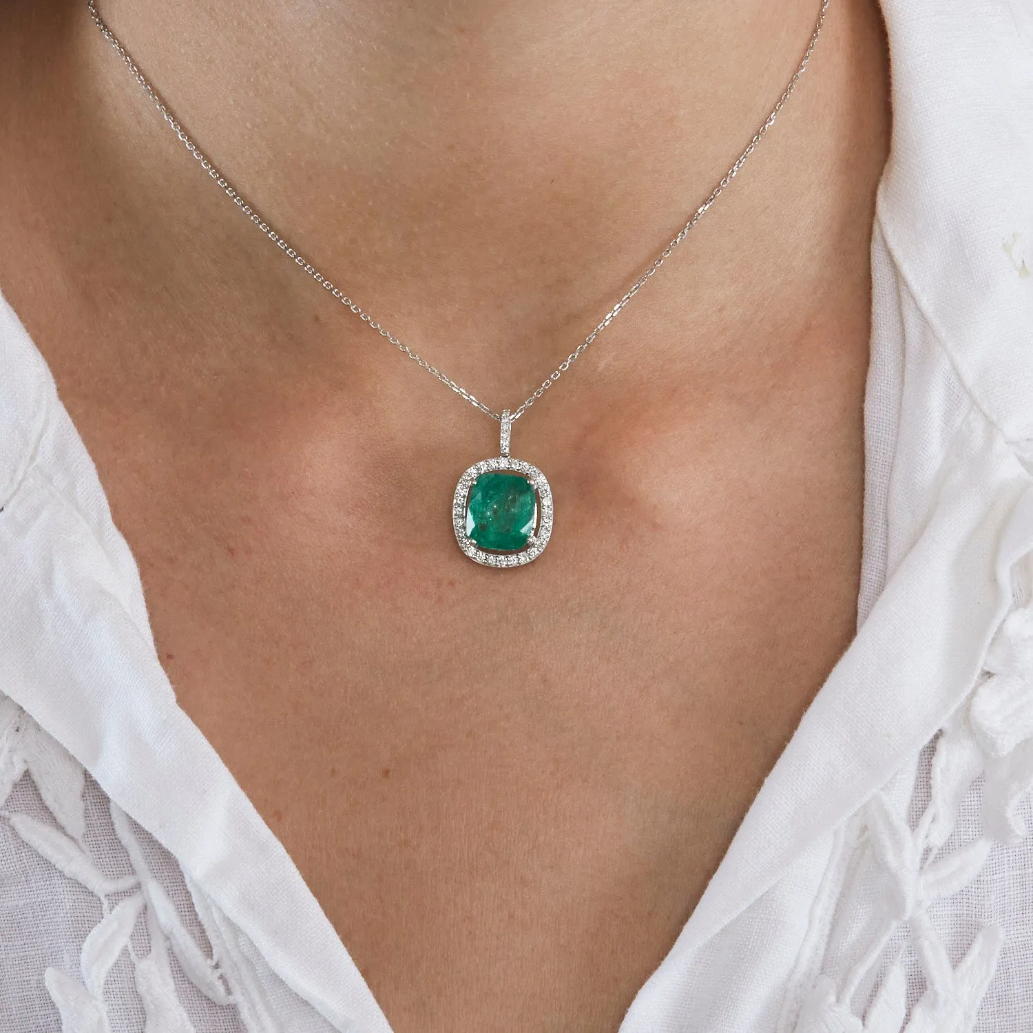 Collier en or gris émeraude et diamants sold by 58 Facettes product image thumbnail 2