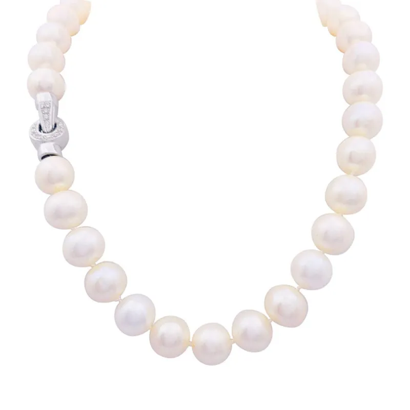 Collier de perles, or blanc et diamants. sold by 58 Facettes