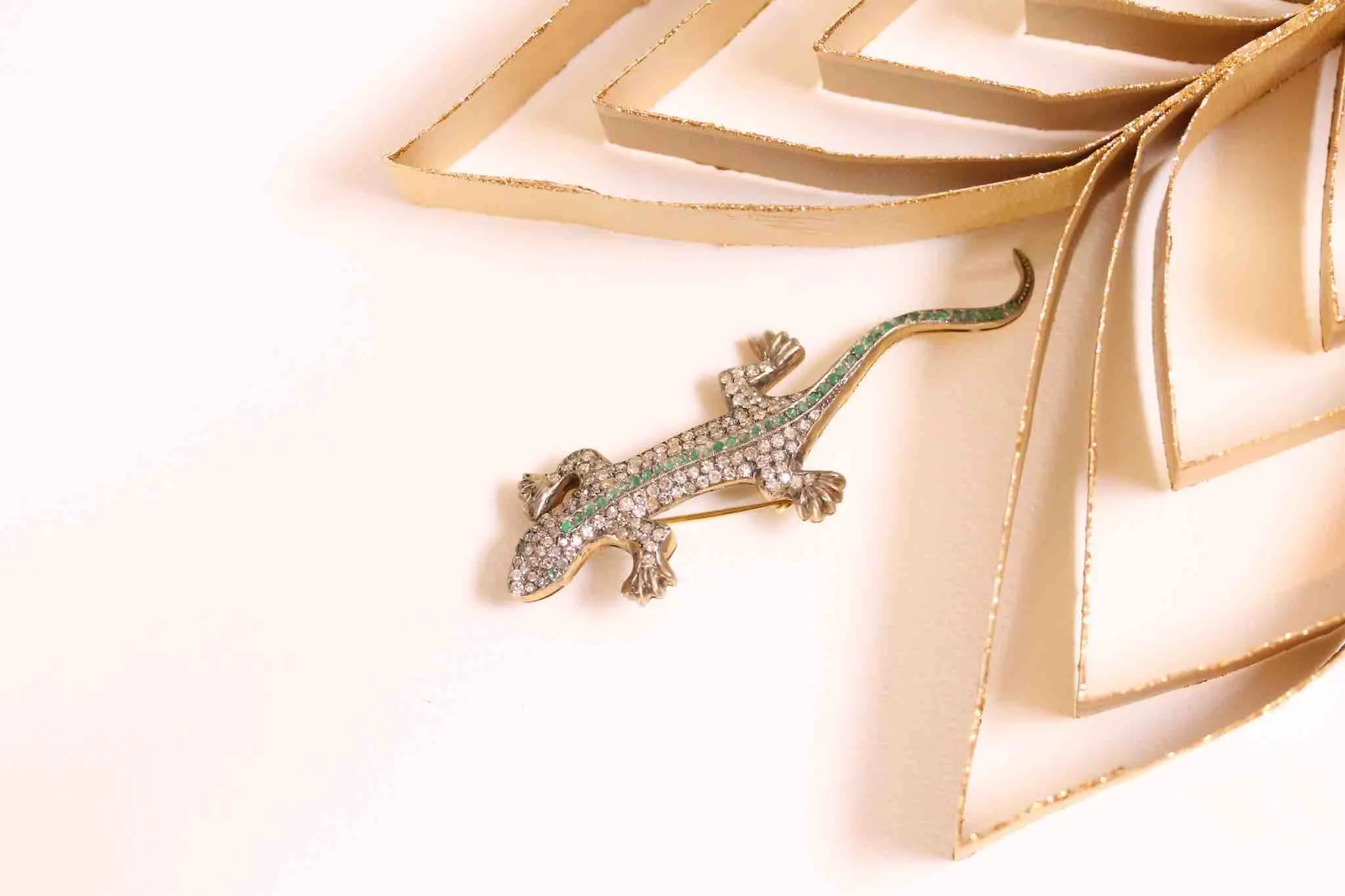 Broche lézard émeraudes et diamants en argent et or 18k sold by 58 Facettes product image thumbnail 2