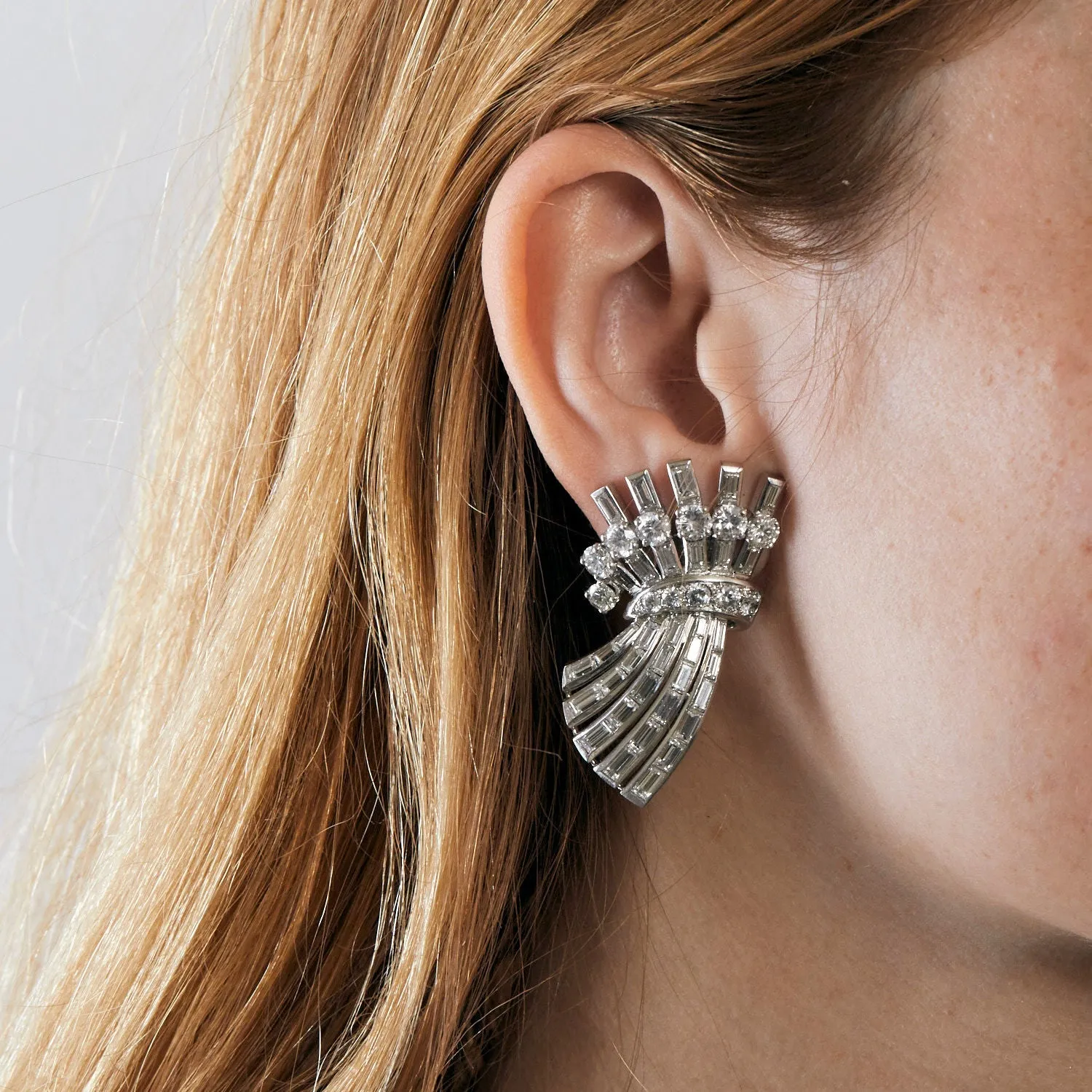 Paire d’anneaux d’oreilles or gris ornés de diamants sold by 58 Facettes product image thumbnail 2