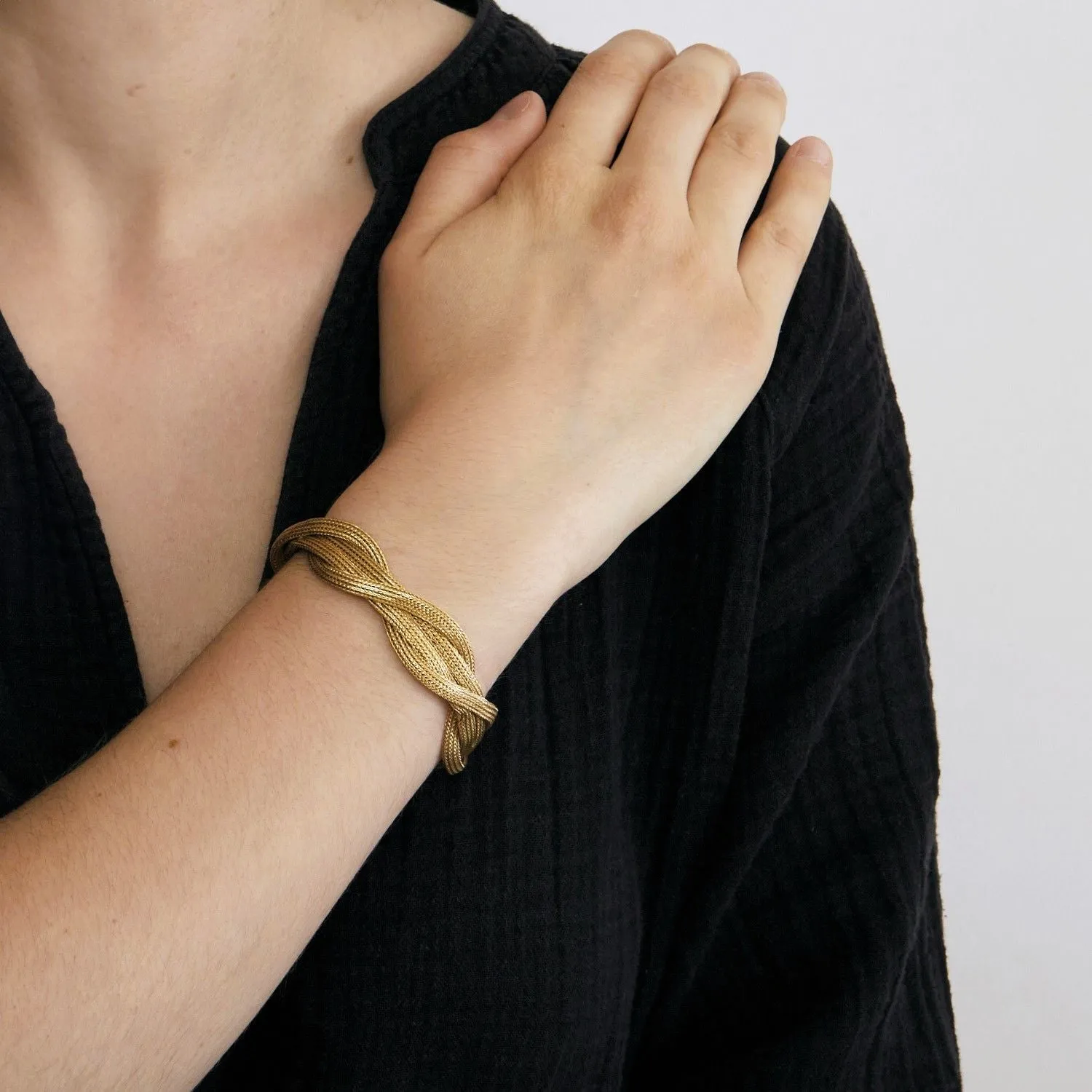 Bracelet manchette tressé en maille tissée or jaune sold by 58 Facettes product image thumbnail 2