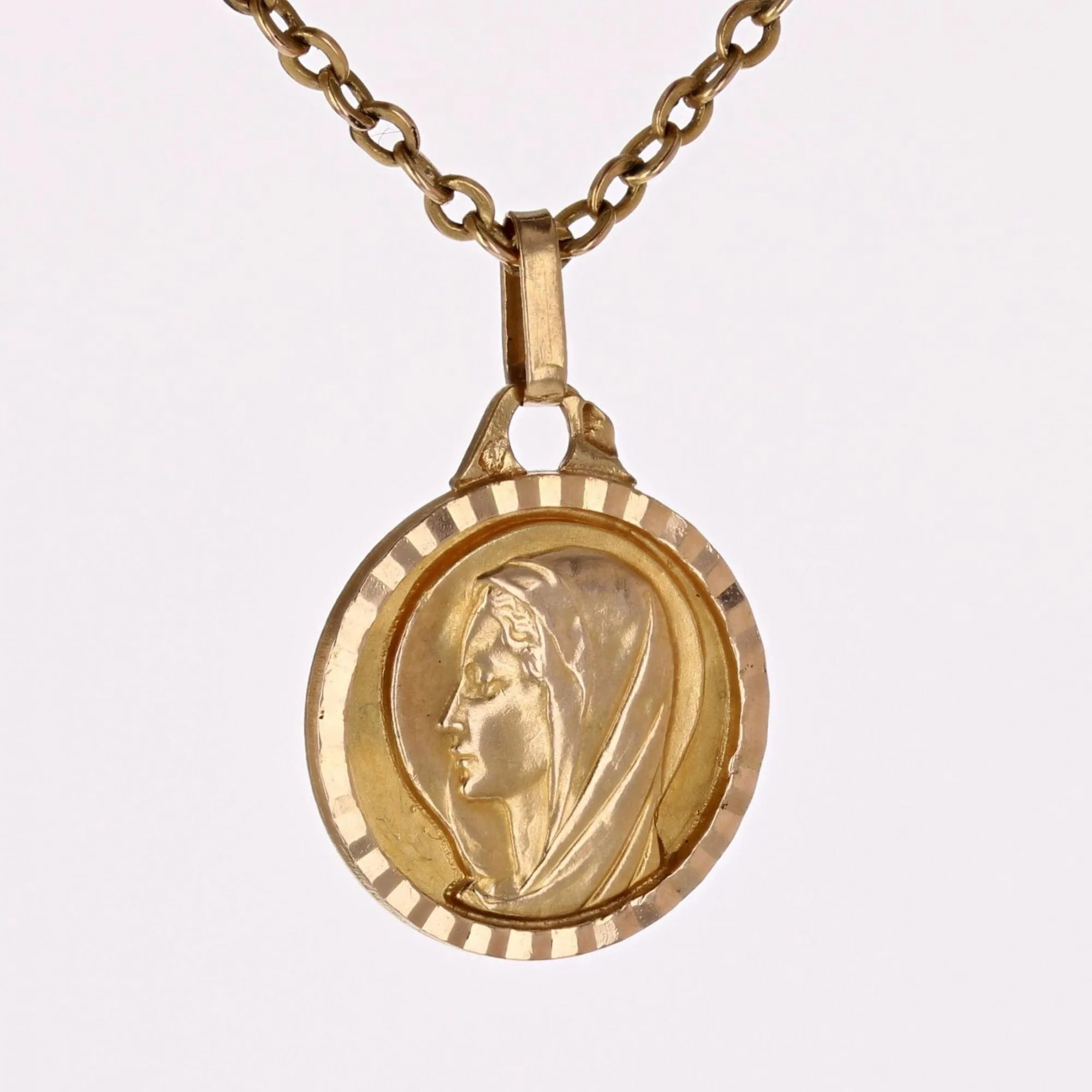 Petite médaille Vierge Marie or jaune sold by 58 Facettes product image thumbnail 5