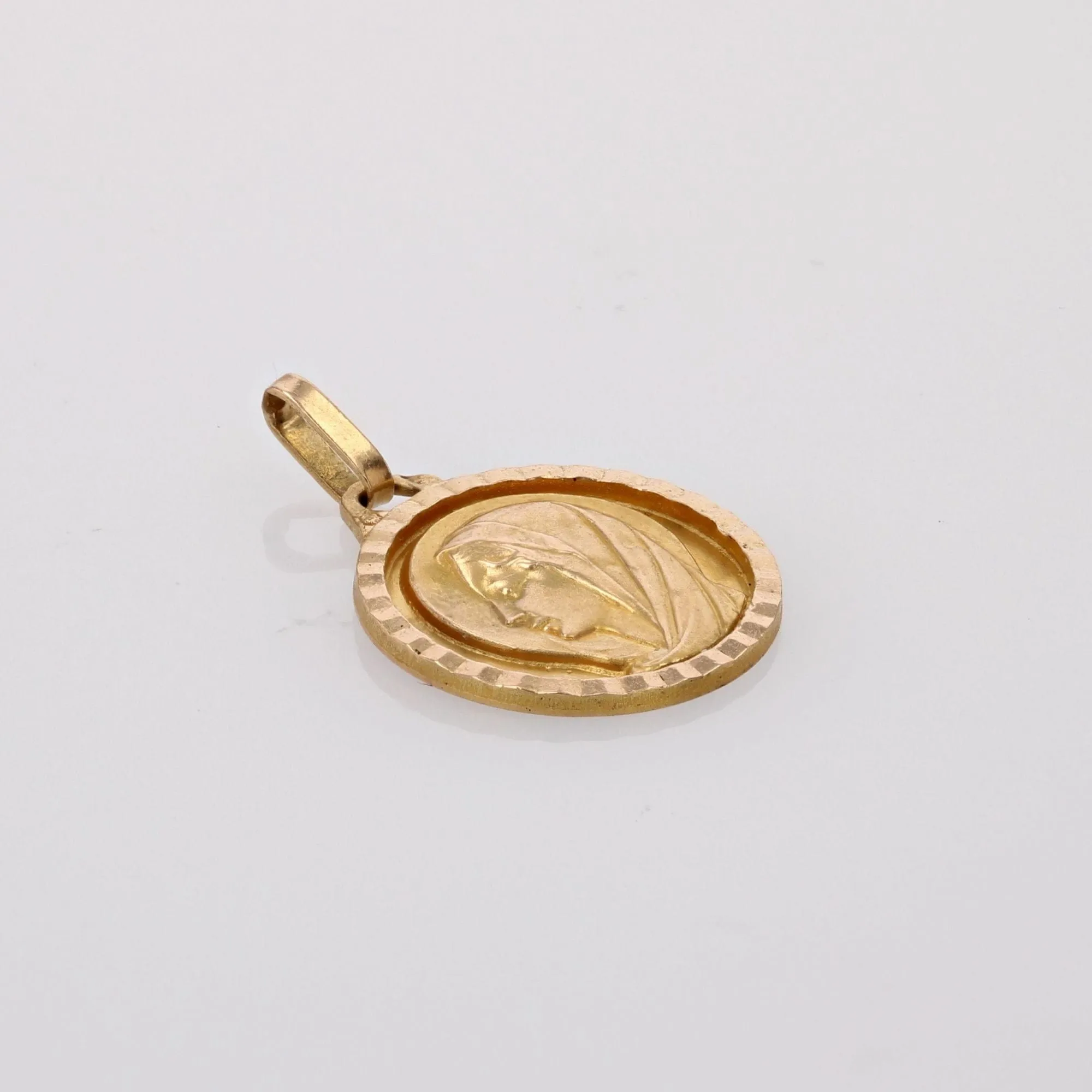 Petite médaille Vierge Marie or jaune sold by 58 Facettes product image thumbnail 3