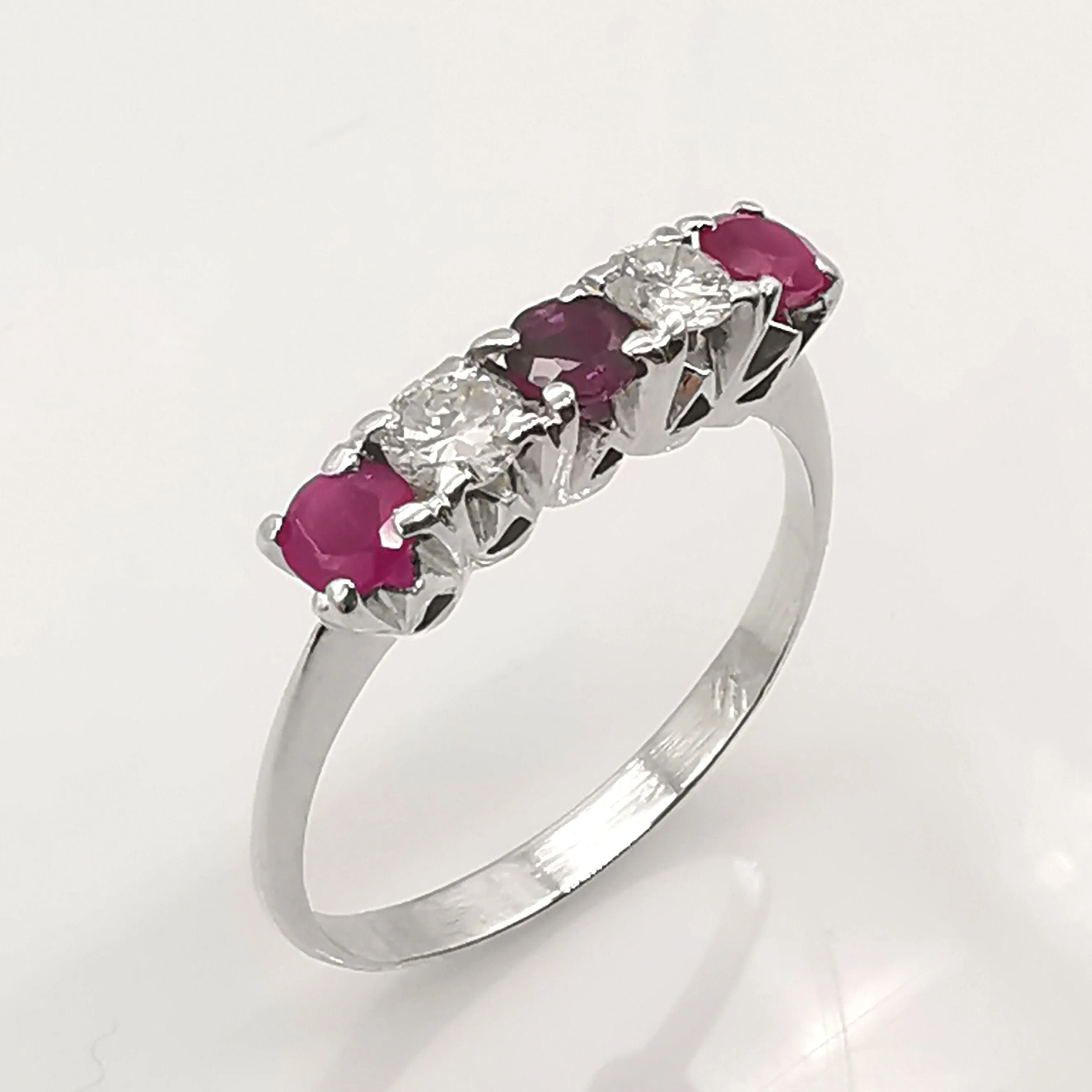 Bague en or 18 carats, rubis et diamants sold by 58 Facettes product image thumbnail 4