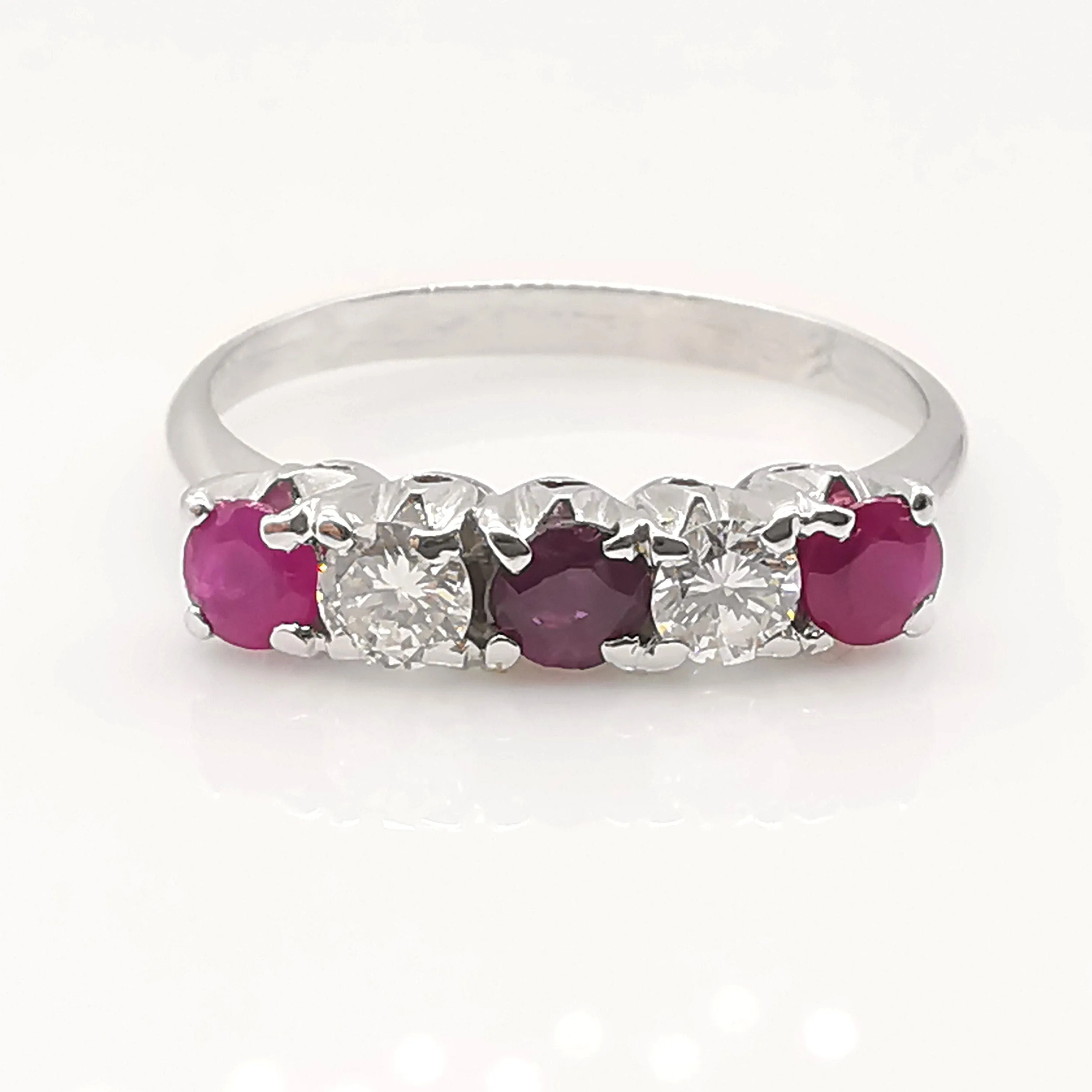 Bague en or 18 carats, rubis et diamants sold by 58 Facettes product image thumbnail 2