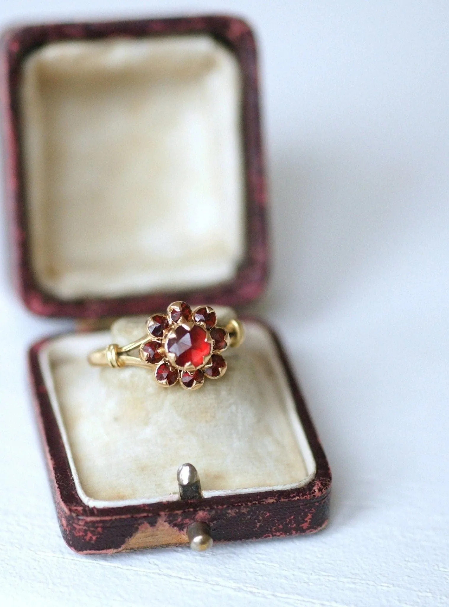 Bague ancienne or jaune et grenats de Perpignan sold by 58 Facettes product image thumbnail 3