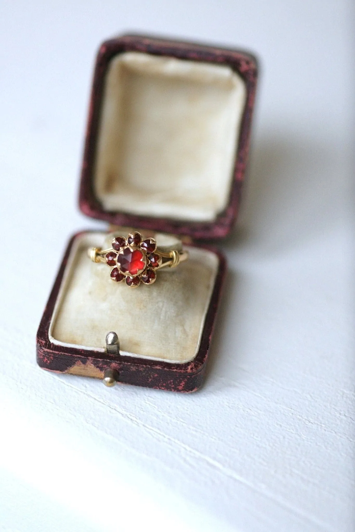 Bague ancienne or jaune et grenats de Perpignan sold by 58 Facettes product image thumbnail 5