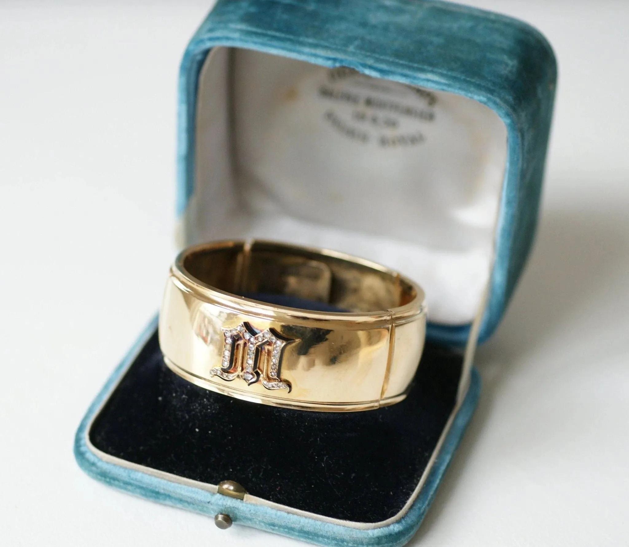 Bracelet jonc manchette, lettre M diamants sold by 58 Facettes product image thumbnail 3