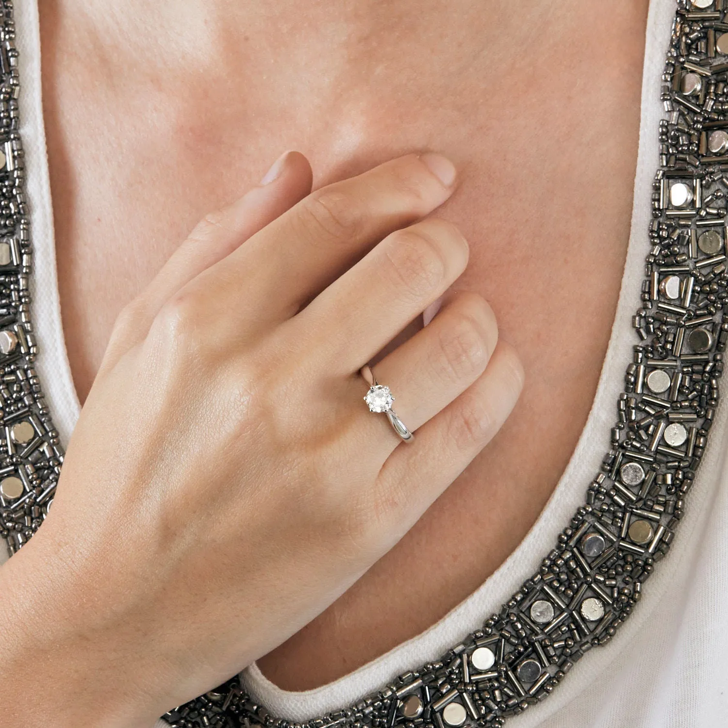 Bague solitaire or gris ornée d'un diamant sold by 58 Facettes product image thumbnail 2