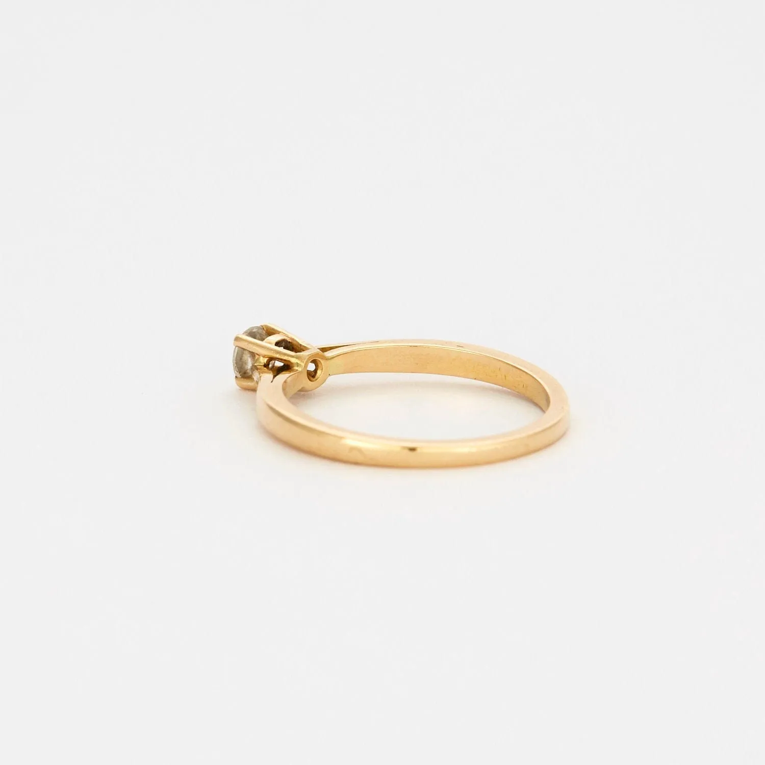 Bague solitaire or jaune centrée d'un diamant sold by 58 Facettes product image thumbnail 4