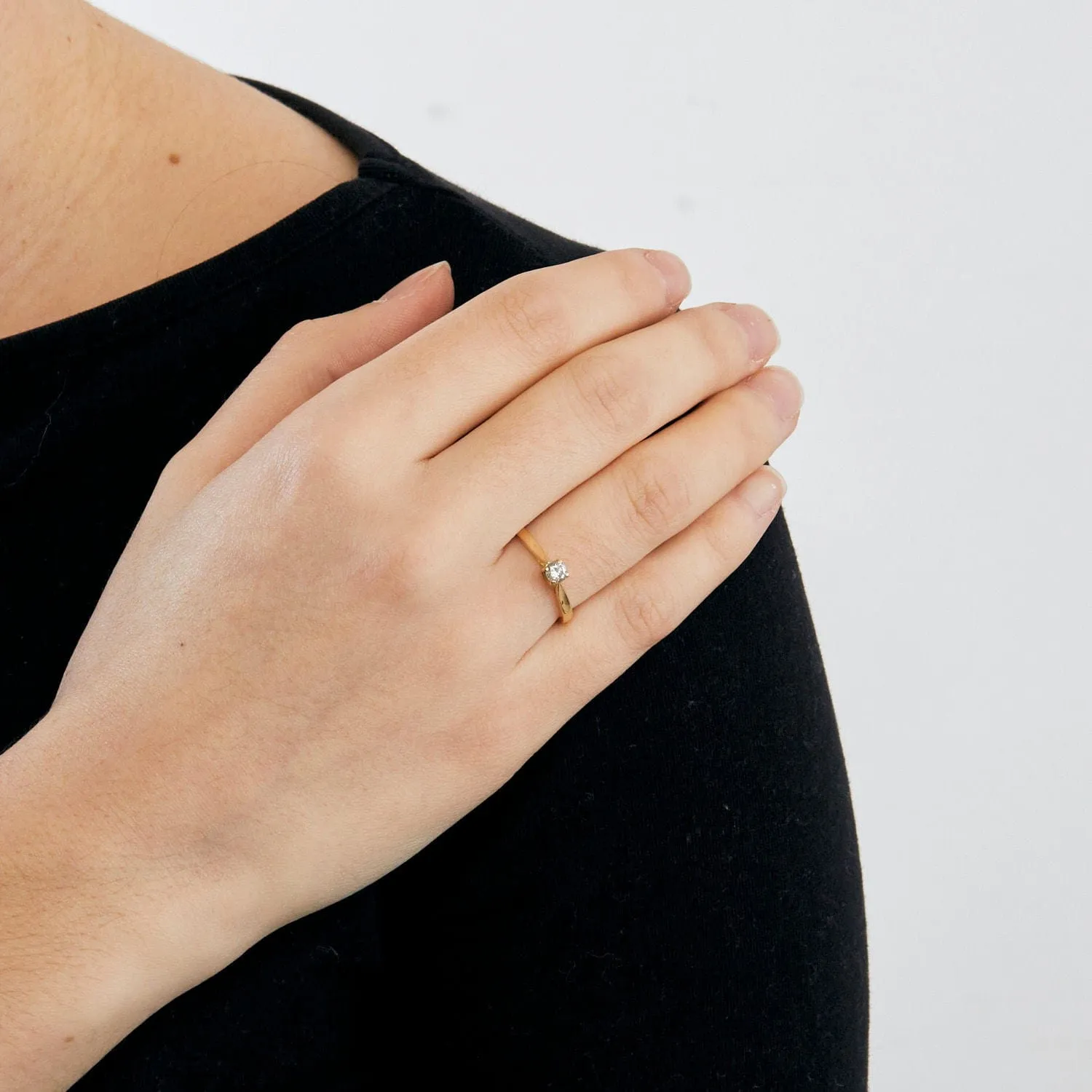 Bague solitaire or jaune centrée d'un diamant sold by 58 Facettes product image thumbnail 2