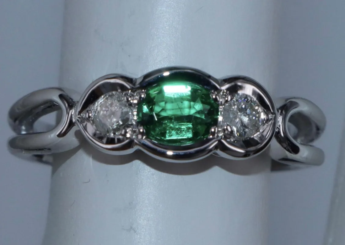 Bague Colombienne Emeraude et Diamants en or blanc sold by 58 Facettes