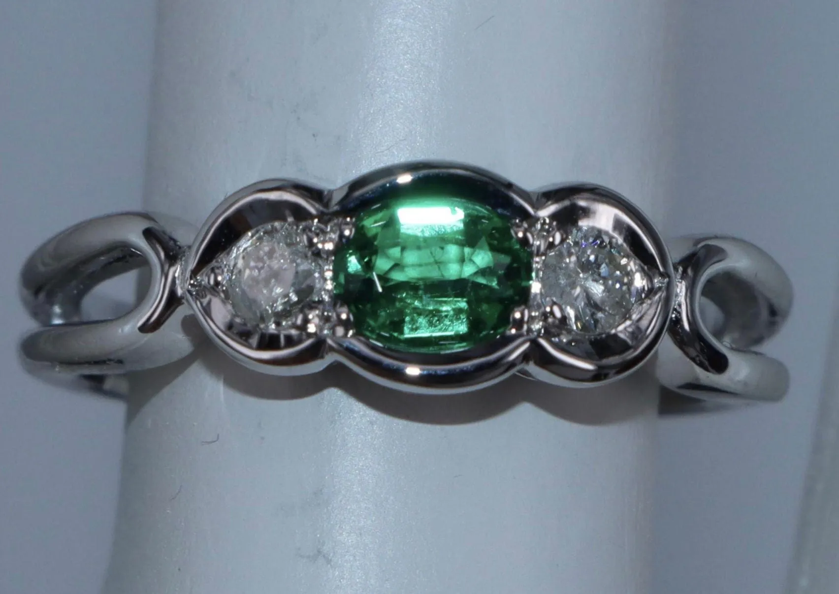 Bague Colombienne Emeraude et Diamants en or blanc sold by 58 Facettes