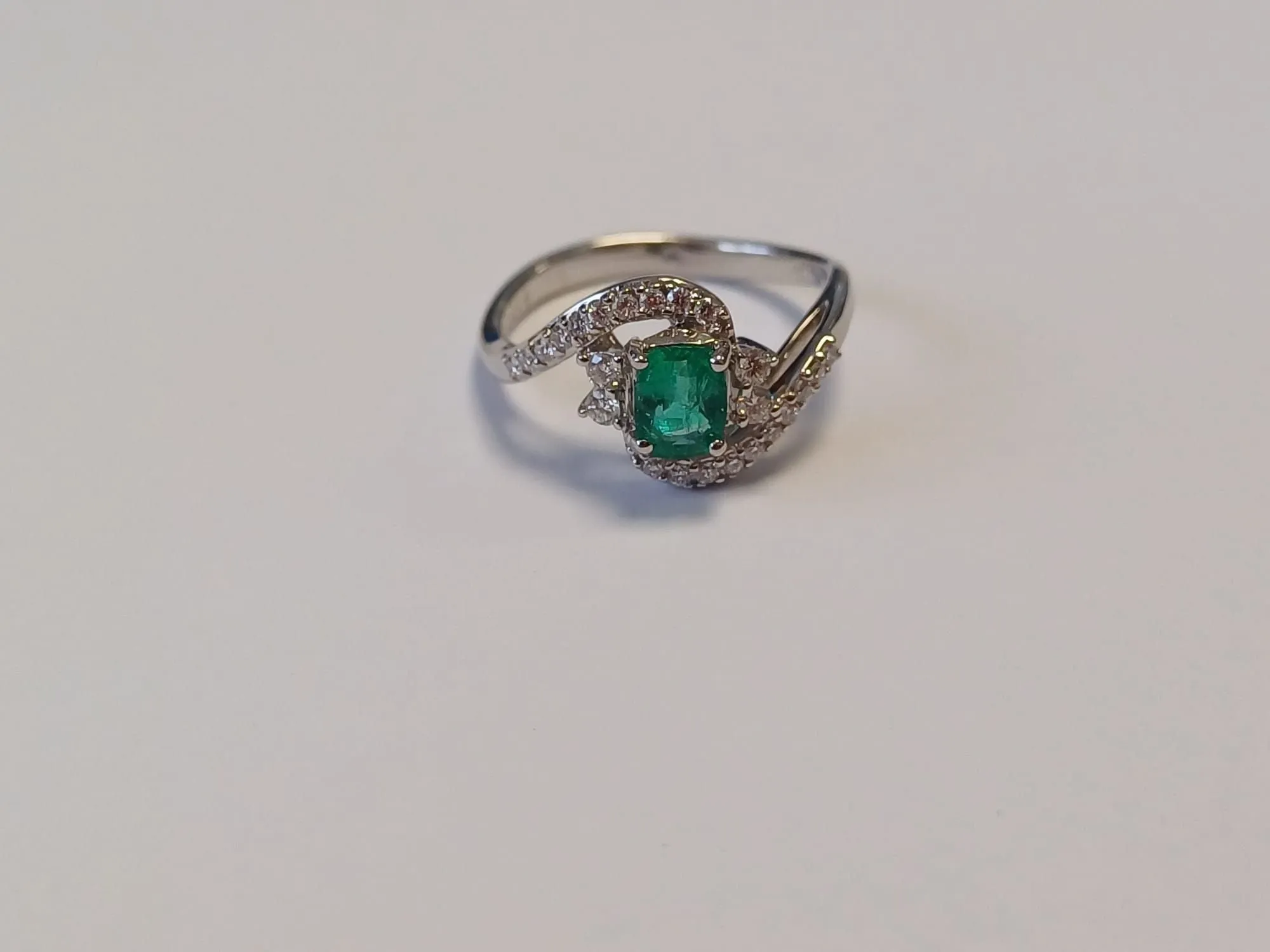 Bague en or blanc sertie d'une émeraude sold by 58 Facettes product image thumbnail 2