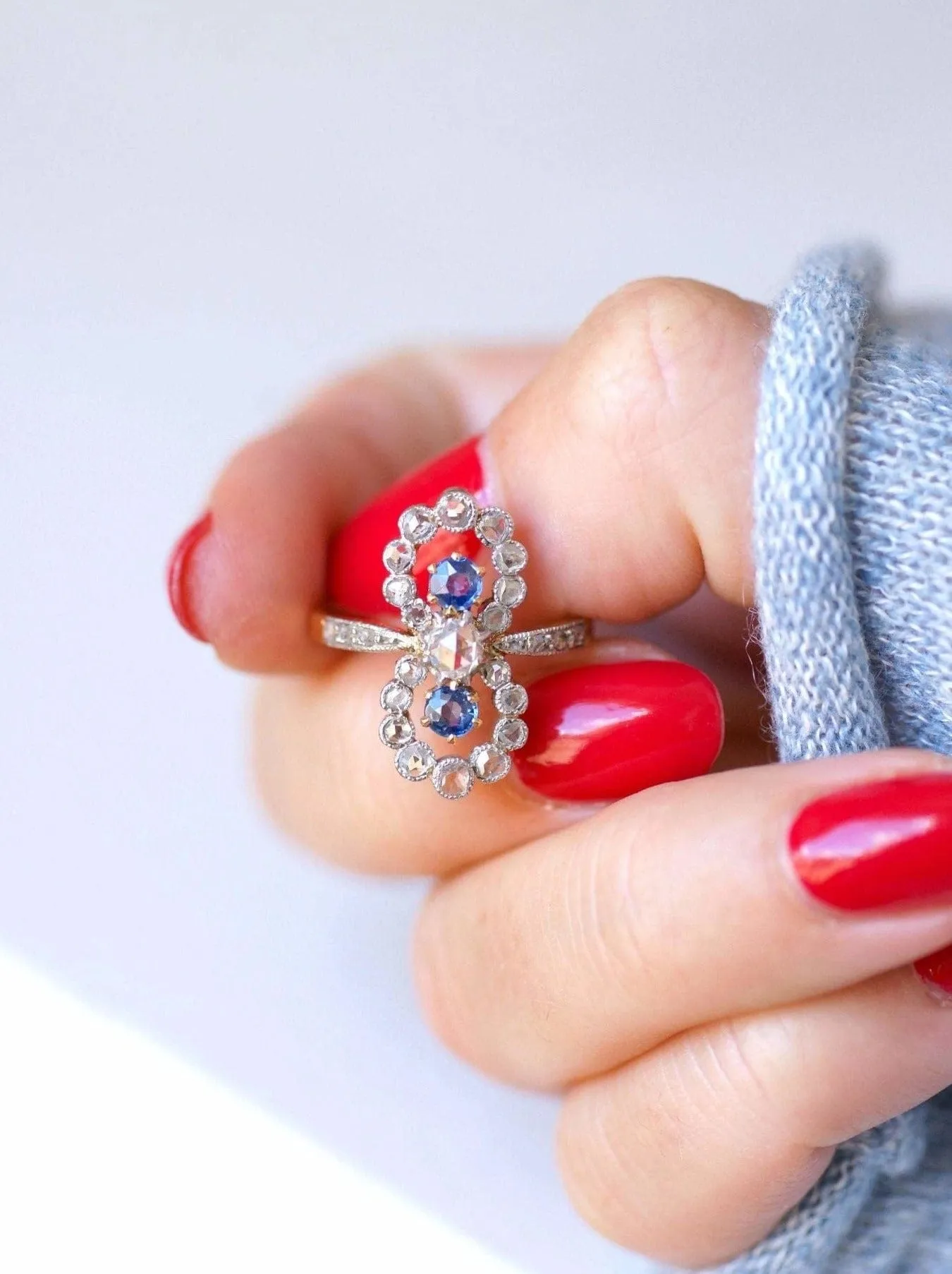 Bague de fiançailles Belle Epoque saphirs et diamants sur or et platine sold by 58 Facettes product image thumbnail 2