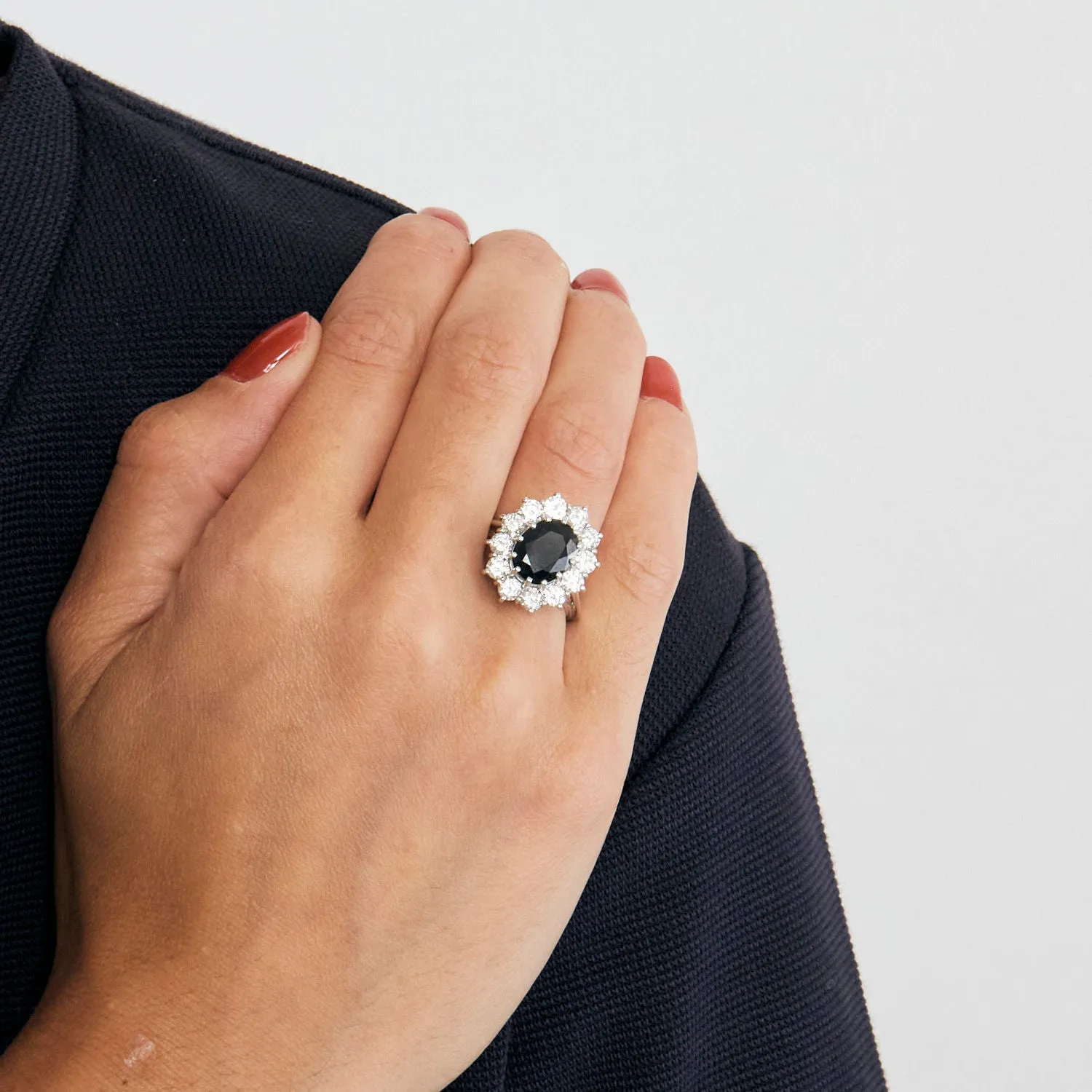 Bague marguerite saphir entourage diamants en or blanc sold by 58 Facettes product image thumbnail 2