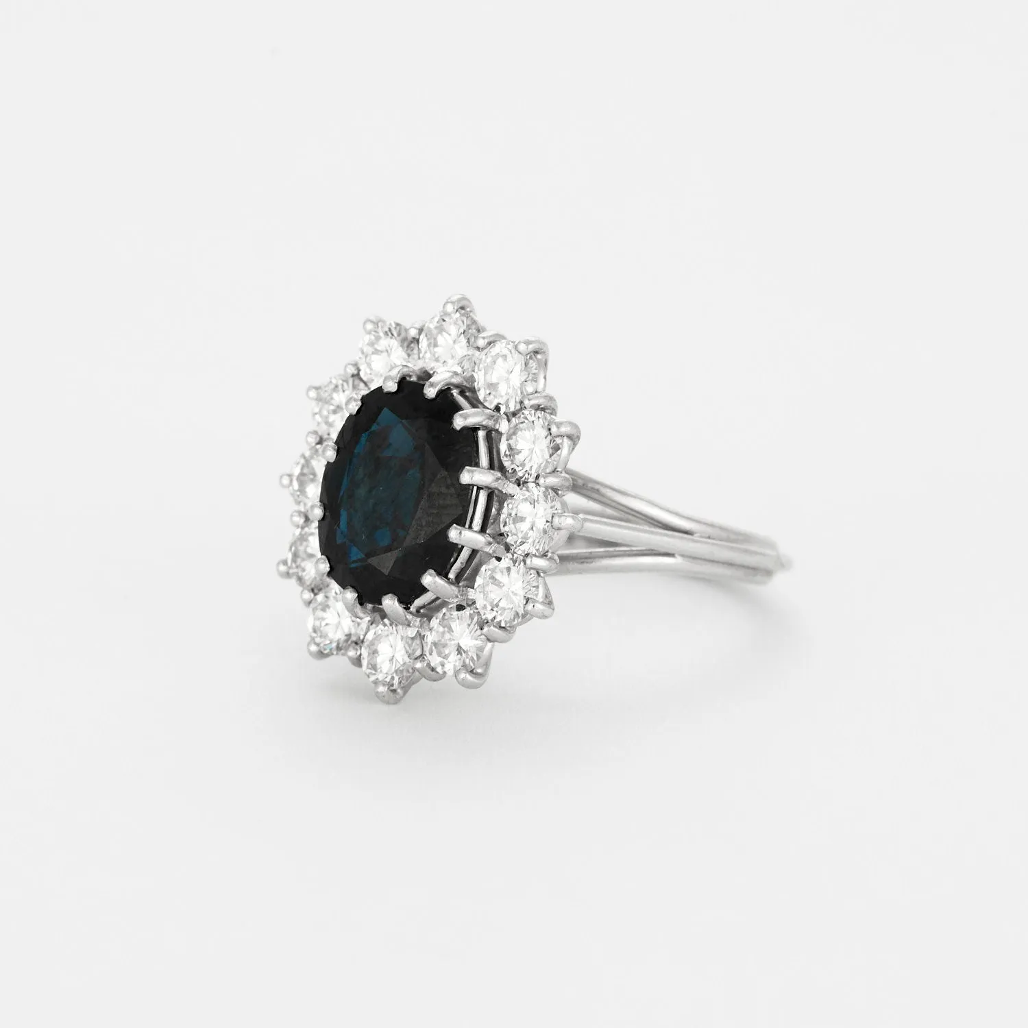 Bague marguerite saphir entourage diamants en or blanc sold by 58 Facettes product image thumbnail 3
