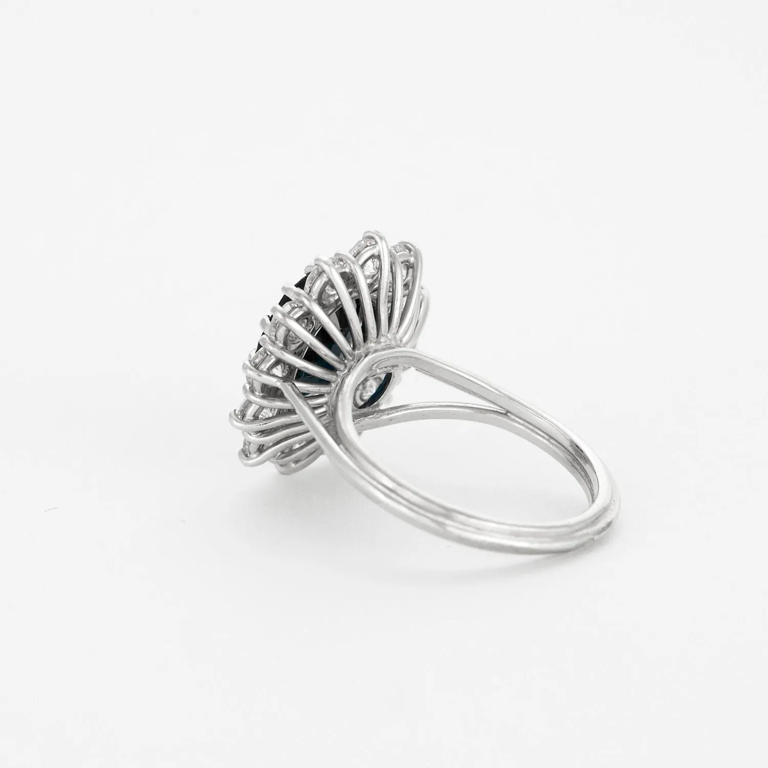 Bague marguerite saphir entourage diamants en or blanc sold by 58 Facettes product image thumbnail 4