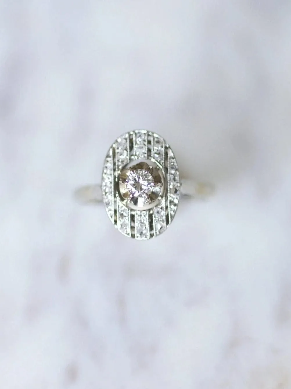 Bague de fiançailles ovale Art Deco platine or blanc et diamants sold by 58 Facettes product image thumbnail 4