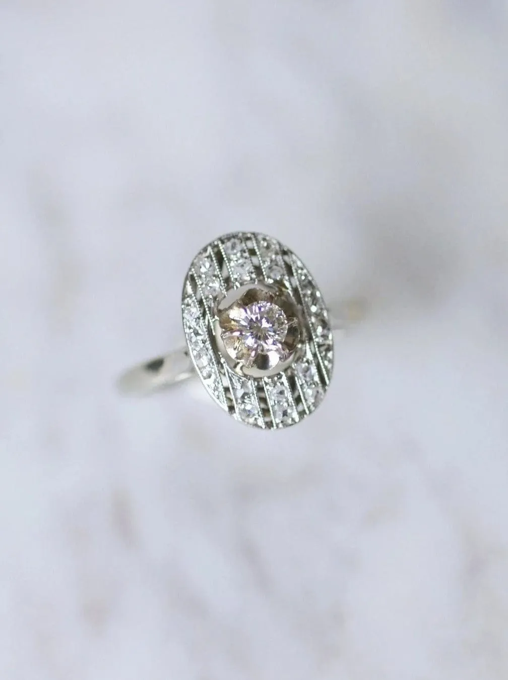 Bague de fiançailles ovale Art Deco platine or blanc et diamants sold by 58 Facettes product image thumbnail 5