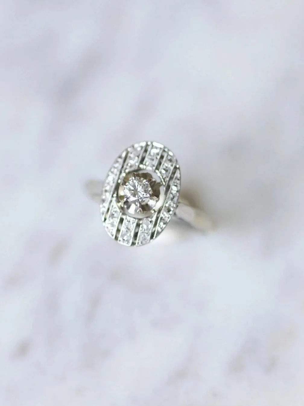 Bague de fiançailles ovale Art Deco platine or blanc et diamants sold by 58 Facettes product image thumbnail 3