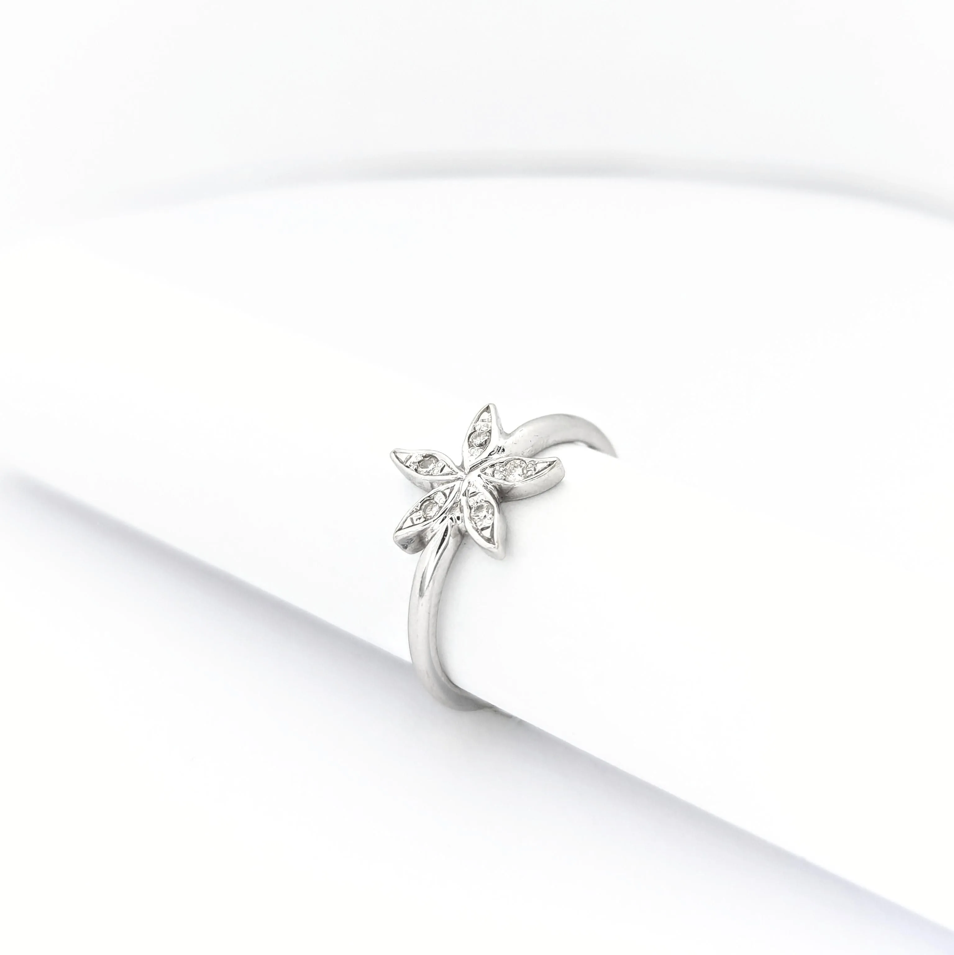 Bague florale en or blanc et diamants sold by 58 Facettes product image thumbnail 5