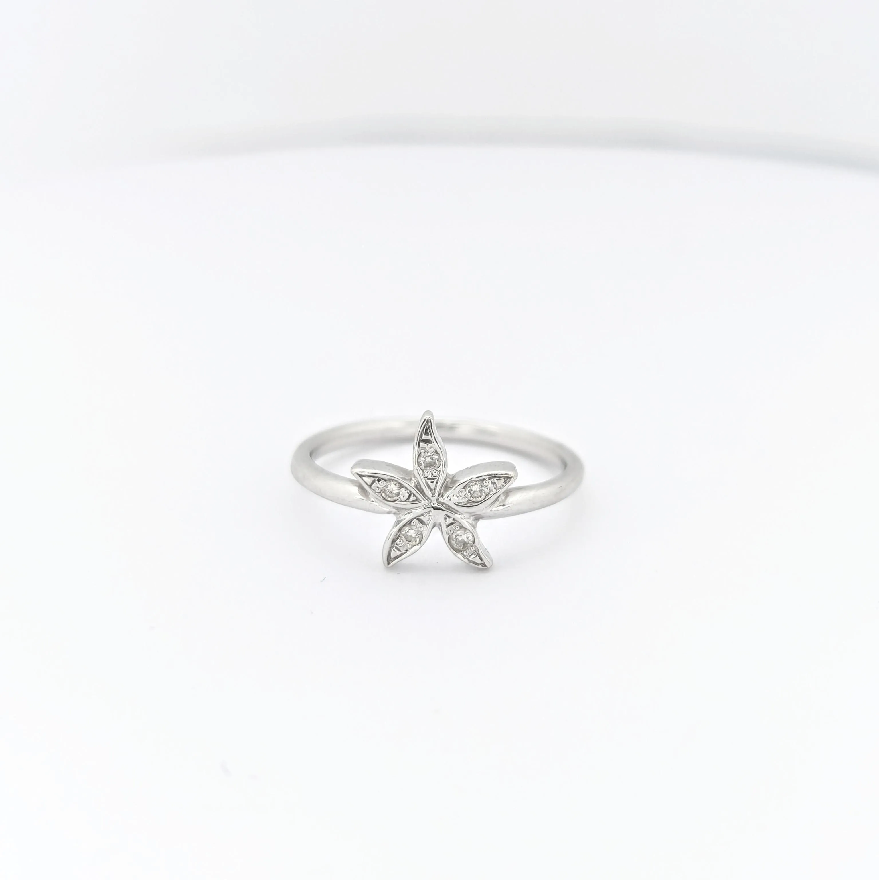 Bague florale en or blanc et diamants sold by 58 Facettes product image thumbnail 3