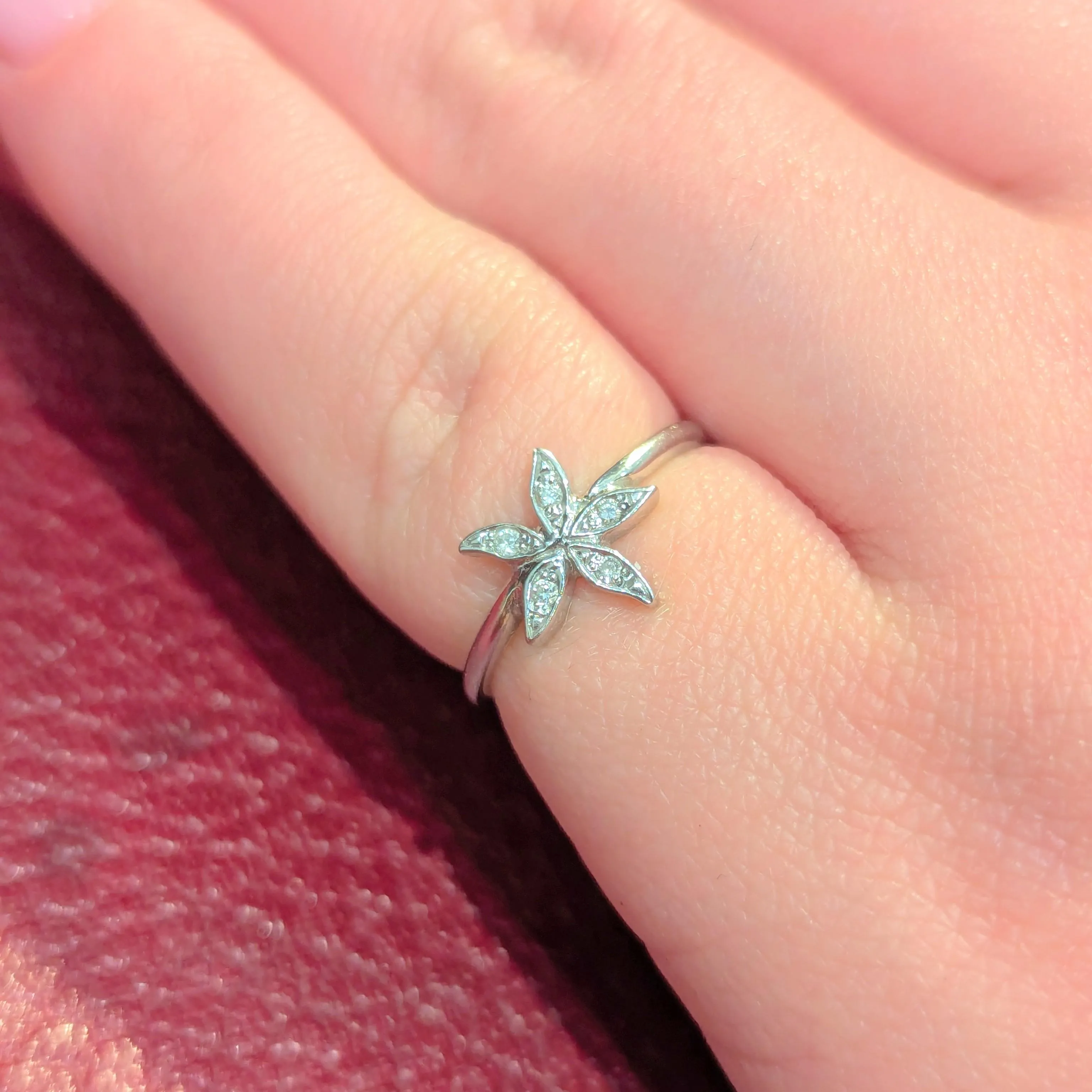 Bague florale en or blanc et diamants sold by 58 Facettes product image thumbnail 2