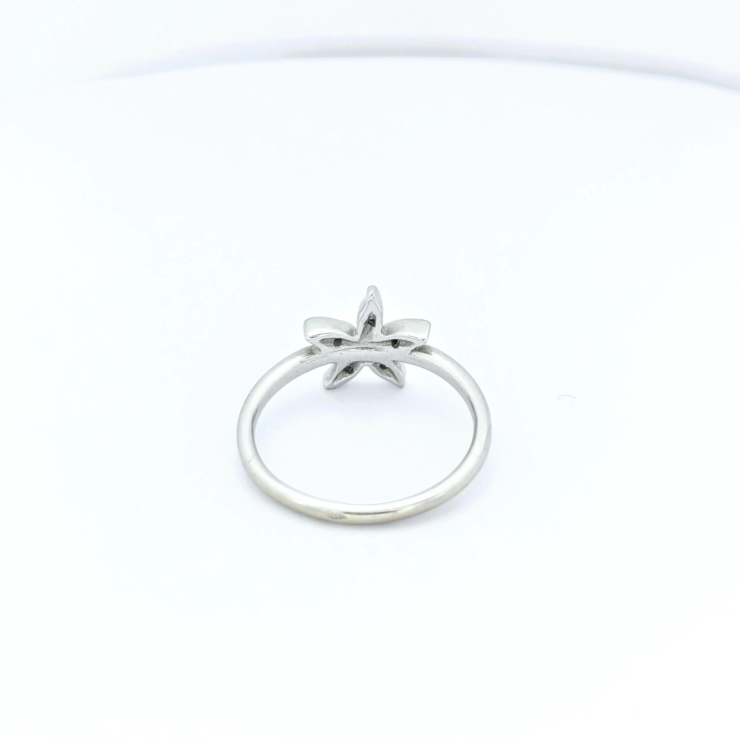 Bague florale en or blanc et diamants sold by 58 Facettes product image thumbnail 4