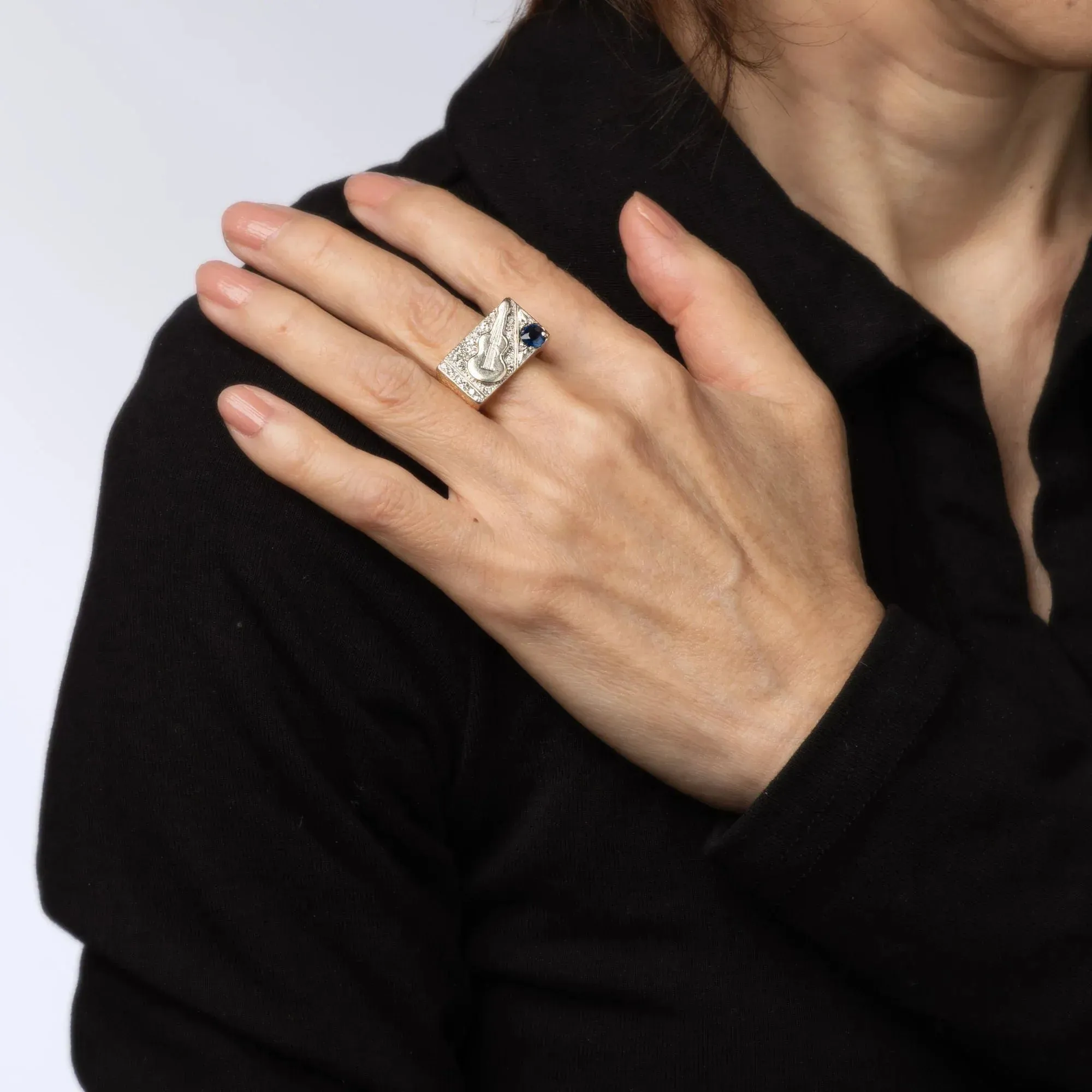 Bague de guitare vintage 2 or des années 70. Diamant, Saphir Chevalière Estate sold by 58 Facettes product image thumbnail 2