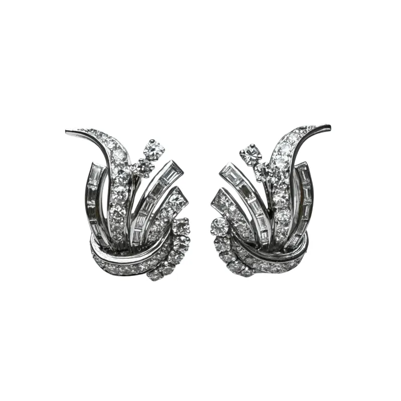 Boucles d’oreilles en or et platine sertie de diamants. sold by 58 Facettes