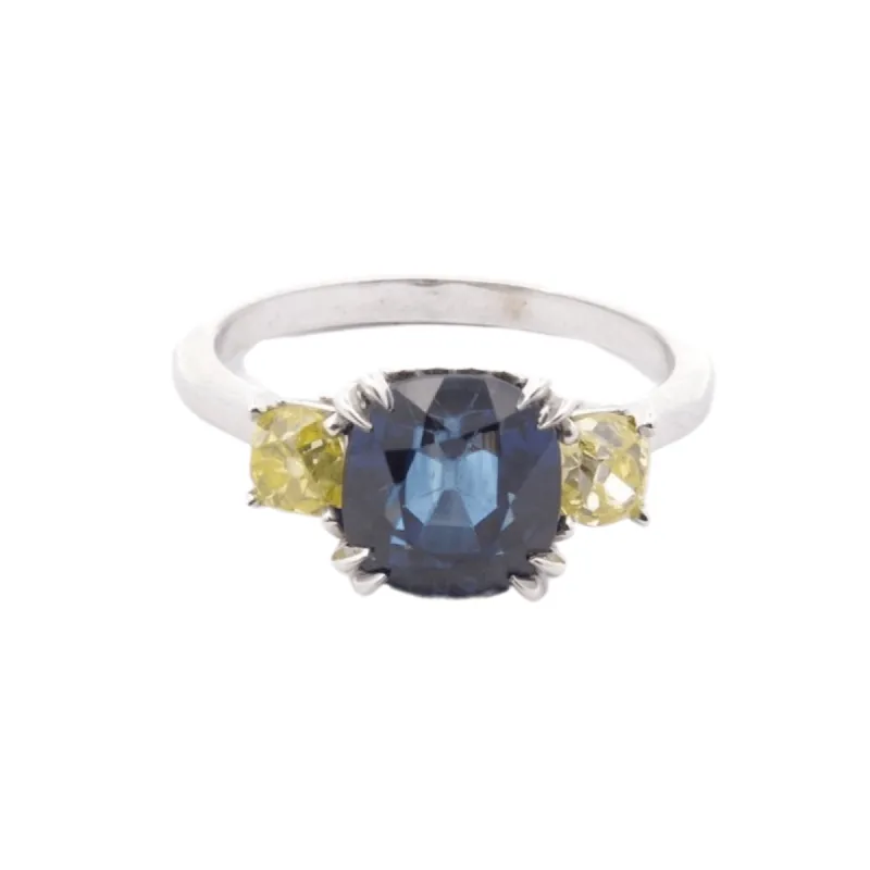 Bague Platine Saphir Diamants jaunes sold by 58 Facettes